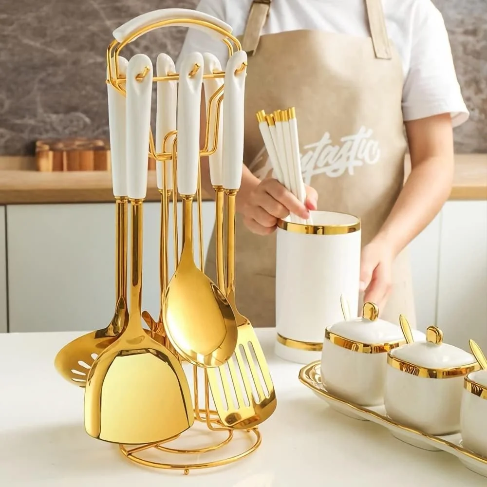 ست هفت پارچه لوازم آشپزخانه استیل آکواکس (طلایی سفید). شامل ۷ تکه ابزار آشپزی به همراه قفسه آویز. شامل کفگیر بزرگ، ملاقه سوپ، کاردک، قاشق پاستا.