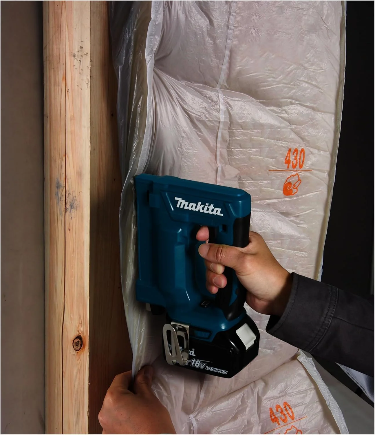 منگنه کوب شارژی 18 ولت 10 میلی متری ماکیتا مدل DST112Z با طول 7-10 میلی متر منگنه کوب شارژی 18 ولت 10 میلی متری ماکیتا مدل DST112Z با طول 7-10 میلی متر