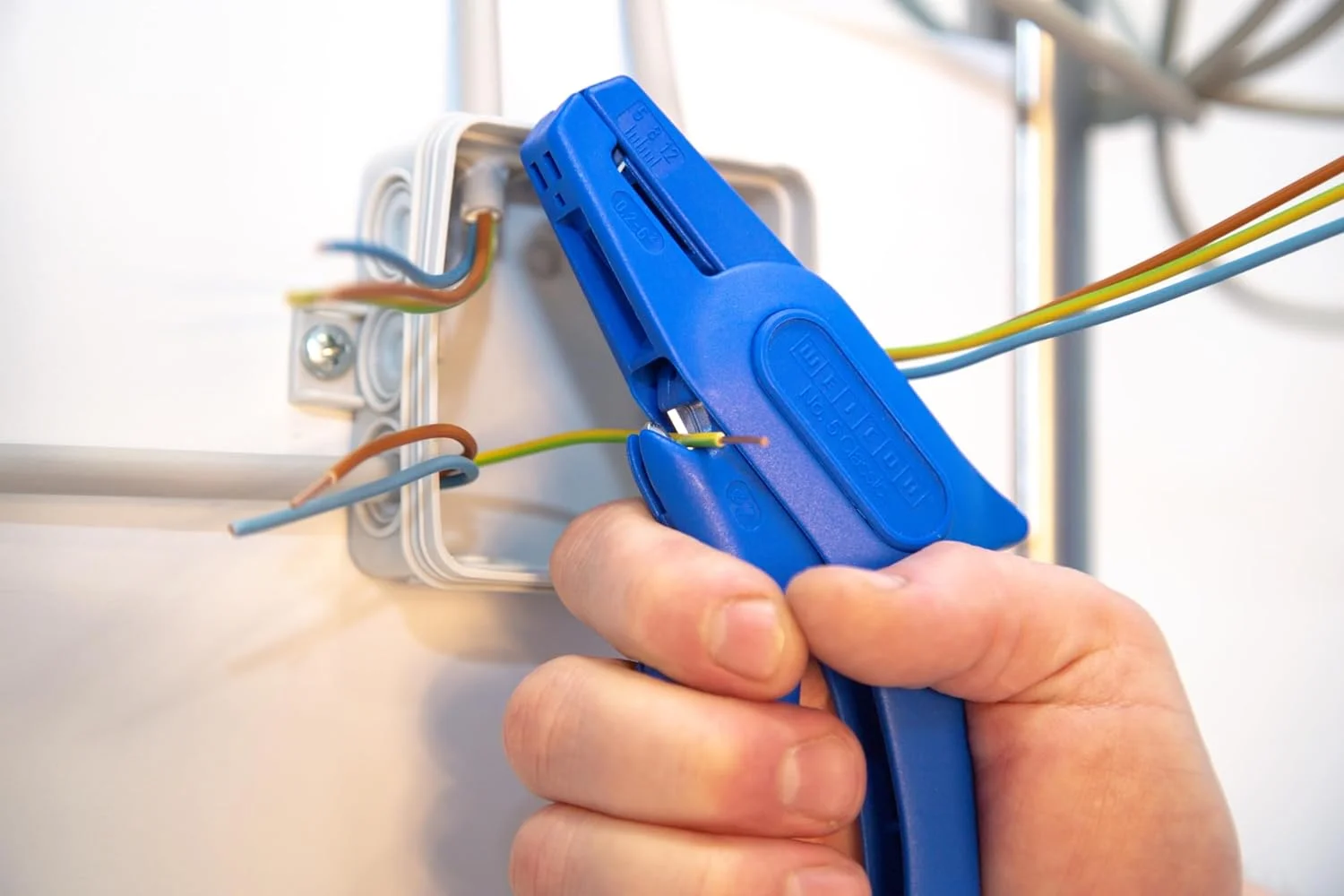 سیم لخت کن کلاسیک شماره 5 وایکون | سیم لخت کن اتوماتیک برای سیم های 0.2-6 میلی متر مربع به همراه سیم چین جانبی سیم لخت کن کلاسیک شماره 5 وایکون | سیم لخت کن اتوماتیک برای سیم های 0.2-6 میلی متر مربع به همراه سیم چین جانبی