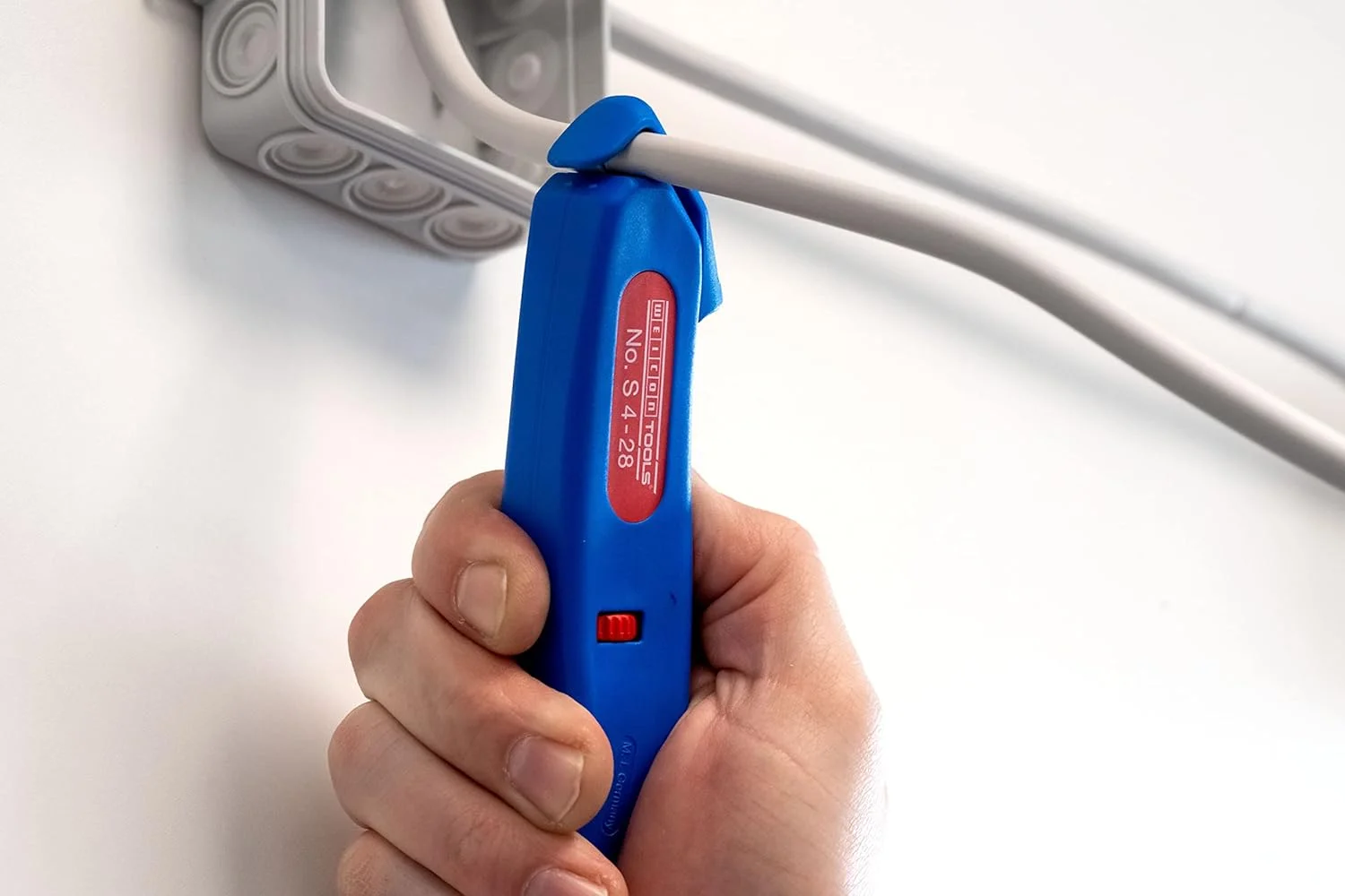 ابزار لخت کن کابل WEICON مدل S 4-28 | تیغه لخت کن با تیغه قلاب جمع شونده | ایمنی بالا | برای کابل های گرد | محدوده کارکرد 4-28 میلی متر Ø | TÜV | قرمز | آبی | 100% ساخت آلمان ابزار لخت کن کابل WEICON مدل S 4-28 | تیغه لخت کن با تیغه قلاب جمع شونده | ایمنی بالا | برای کابل های گرد | محدوده کارکرد 4-28 میلی متر Ø | TÜV | قرمز | آبی | 100% ساخت آلمان