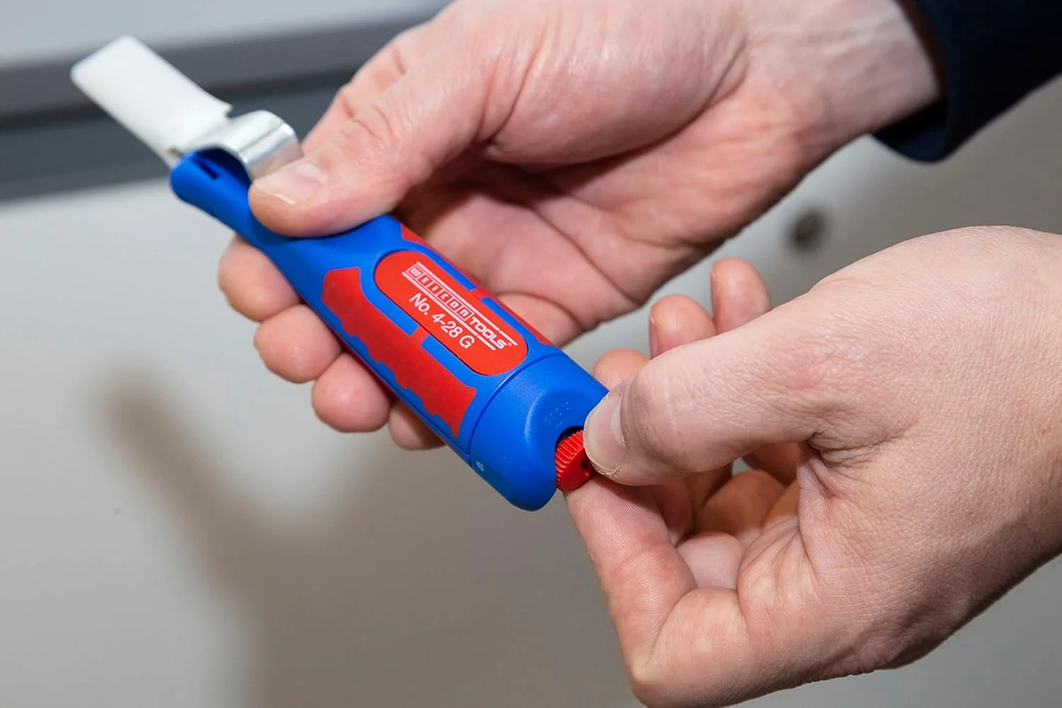 ابزار لخت کن کابل وایکان شماره 4 - 28 G | تیغه چند منظوره با تیغه مستقیم | ابزار لخت کن با عمق برش قابل تنظیم | ابزار لخت کن برای کابل گرد | محدوده کارکرد 8 - 28 میلی متر Ø