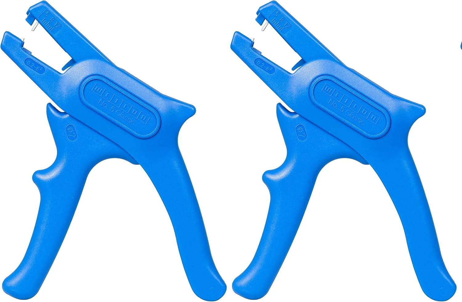 WEICON TOOLS شماره 5 کلاسیک - سیم لخت کن اتوماتیک برای سیم های 0.2 - 6 میلی متر مربع به همراه سیم چین جانبی. کاربرد: این انبر سیم لخت کن برای لخت کردن تمام سیم های انعطاف پذیر و مفتولی از 0.2 تا 6.0 میلی متر مربع مناسب است. سیم چین جانبی یکپارچه، کابل ها (Cu|Al) را تا قطر 2 میلی متر برش می دهد. دقت: این انبر دارای یک سیستم نمونه است که به طور خودکار با سطح مقطع هادی مربوطه تنظیم می شود و امکان لخت کردن سریع و دقیق و همچنین جلوگیری از آسیب به هادی های داخلی را فراهم می کند. ارگونومی: این انبر با سهولت استفاده و مکانیزم روان مشخص می شود. وزن کم No. 5 Classic امکان کار بدون خستگی را فراهم می کند. کیفیت: این انبر کابل به طور کامل در آلمان ساخته شده و از پلی آمید مستحکم و تقویت شده با الیاف شیشه ساخته شده است. تیغه های بادوام از فولاد چاقوی با کیفیت بالا از زولینگن ساخته شده اند. ایمنی و بهداشت: کار با ابزارهای لخت کننده WEICON فقط روی کابل ها و سیم های بدون پتانسیل و بدون ولتاژ مجاز است. توصیه محصول: خانواده محصول سیم لخت کن شامل انواع مختلفی برای کاربردهای مختلف است: WEICON سیم لخت کن شماره 6 (کار در زیر ولتاژ تا 1000 ولت) WEICON سیم لخت کن شماره 7 خورشیدی (لخت کردن در ناحیه خورشیدی) WEICON سیم لخت کن شماره 7-F (لخت کردن کابل تخت معمولی) WEICON سیم لخت کن شماره 7 Magic (برای انواع مختلف کابل در نصب خانه)، WEICON سیم لخت کن دقیق S (لخت کردن هادی ها و سیم های ظریف)