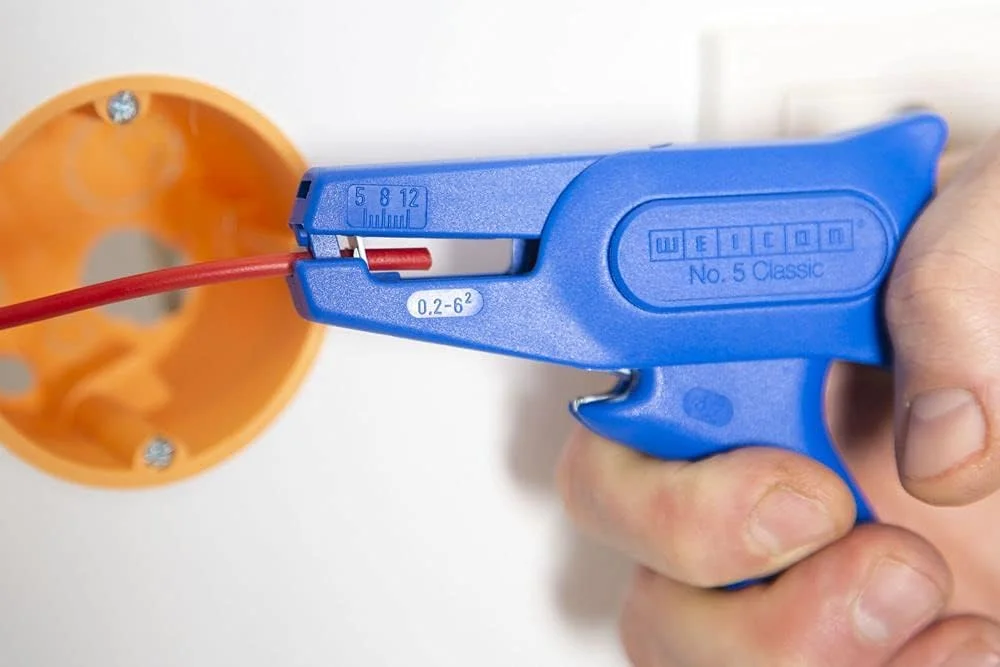 WEICON TOOLS شماره 5 کلاسیک - سیم لخت کن اتوماتیک برای سیم های 0.2 - 6 میلی متر مربع به همراه سیم چین جانبی. کاربرد: این انبر سیم لخت کن برای لخت کردن تمام سیم های انعطاف پذیر و مفتولی از 0.2 تا 6.0 میلی متر مربع مناسب است. سیم چین جانبی یکپارچه، کابل ها (Cu|Al) را تا قطر 2 میلی متر برش می دهد. دقت: این انبر دارای یک سیستم نمونه است که به طور خودکار با سطح مقطع هادی مربوطه تنظیم می شود و امکان لخت کردن سریع و دقیق و همچنین جلوگیری از آسیب به هادی های داخلی را فراهم می کند. ارگونومی: این انبر با سهولت استفاده و مکانیزم روان مشخص می شود. وزن کم No. 5 Classic امکان کار بدون خستگی را فراهم می کند. کیفیت: این انبر کابل به طور کامل در آلمان ساخته شده و از پلی آمید مستحکم و تقویت شده با الیاف شیشه ساخته شده است. تیغه های بادوام از فولاد چاقوی با کیفیت بالا از زولینگن ساخته شده اند. ایمنی و بهداشت: کار با ابزارهای لخت کننده WEICON فقط روی کابل ها و سیم های بدون پتانسیل و بدون ولتاژ مجاز است. توصیه محصول: خانواده محصول سیم لخت کن شامل انواع مختلفی برای کاربردهای مختلف است: WEICON سیم لخت کن شماره 6 (کار در زیر ولتاژ تا 1000 ولت) WEICON سیم لخت کن شماره 7 خورشیدی (لخت کردن در ناحیه خورشیدی) WEICON سیم لخت کن شماره 7-F (لخت کردن کابل تخت معمولی) WEICON سیم لخت کن شماره 7 Magic (برای انواع مختلف کابل در نصب خانه)، WEICON سیم لخت کن دقیق S (لخت کردن هادی ها و سیم های ظریف) WEICON TOOLS شماره 5 کلاسیک - سیم لخت کن اتوماتیک برای سیم های 0.2 - 6 میلی متر مربع به همراه سیم چین جانبی. کاربرد: این انبر سیم لخت کن برای لخت کردن تمام سیم های انعطاف پذیر و مفتولی از 0.2 تا 6.0 میلی متر مربع مناسب است. سیم چین جانبی یکپارچه، کابل ها (Cu|Al) را تا قطر 2 میلی متر برش می دهد. دقت: این انبر دارای یک سیستم نمونه است که به طور خودکار با سطح مقطع هادی مربوطه تنظیم می شود و امکان لخت کردن سریع و دقیق و همچنین جلوگیری از آسیب به هادی های داخلی را فراهم می کند. ارگونومی: این انبر با سهولت استفاده و مکانیزم روان مشخص می شود. وزن کم No. 5 Classic امکان کار بدون خستگی را فراهم می کند. کیفیت: این انبر کابل به طور کامل در آلمان ساخته شده و از پلی آمید مستحکم و تقویت شده با الیاف شیشه ساخته شده است. تیغه های بادوام از فولاد چاقوی با کیفیت بالا از زولینگن ساخته شده اند. ایمنی و بهداشت: کار با ابزارهای لخت کننده WEICON فقط روی کابل ها و سیم های بدون پتانسیل و بدون ولتاژ مجاز است. توصیه محصول: خانواده محصول سیم لخت کن شامل انواع مختلفی برای کاربردهای مختلف است: WEICON سیم لخت کن شماره 6 (کار در زیر ولتاژ تا 1000 ولت) WEICON سیم لخت کن شماره 7 خورشیدی (لخت کردن در ناحیه خورشیدی) WEICON سیم لخت کن شماره 7-F (لخت کردن کابل تخت معمولی) WEICON سیم لخت کن شماره 7 Magic (برای انواع مختلف کابل در نصب خانه)، WEICON سیم لخت کن دقیق S (لخت کردن هادی ها و سیم های ظریف)