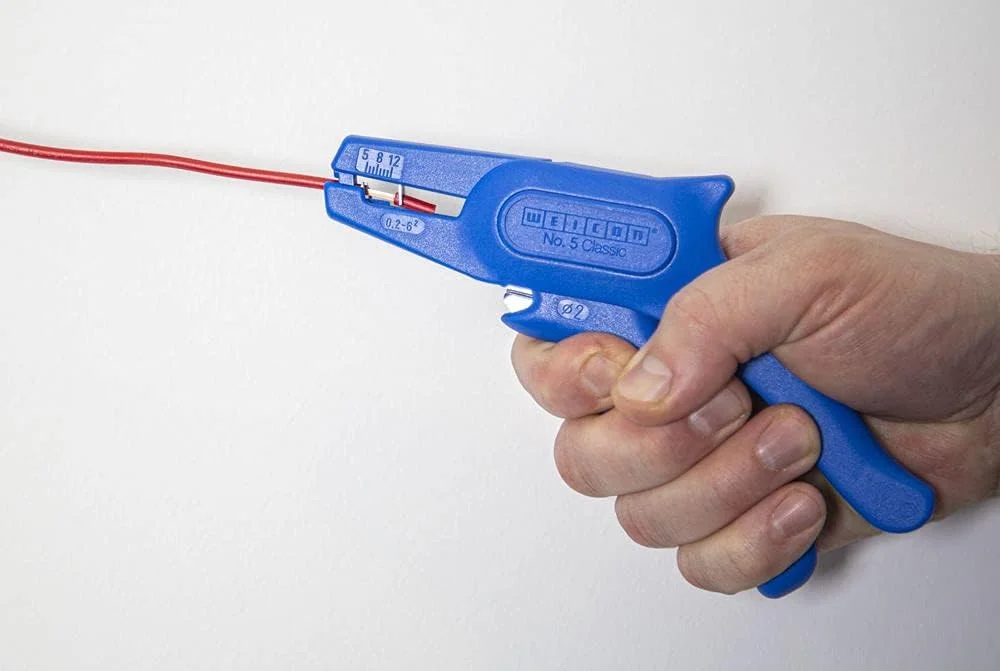 WEICON TOOLS شماره 5 کلاسیک - سیم لخت کن اتوماتیک برای سیم های 0.2 - 6 میلی متر مربع به همراه سیم چین جانبی. کاربرد: این انبر سیم لخت کن برای لخت کردن تمام سیم های انعطاف پذیر و مفتولی از 0.2 تا 6.0 میلی متر مربع مناسب است. سیم چین جانبی یکپارچه، کابل ها (Cu|Al) را تا قطر 2 میلی متر برش می دهد. دقت: این انبر دارای یک سیستم نمونه است که به طور خودکار با سطح مقطع هادی مربوطه تنظیم می شود و امکان لخت کردن سریع و دقیق و همچنین جلوگیری از آسیب به هادی های داخلی را فراهم می کند. ارگونومی: این انبر با سهولت استفاده و مکانیزم روان مشخص می شود. وزن کم No. 5 Classic امکان کار بدون خستگی را فراهم می کند. کیفیت: این انبر کابل به طور کامل در آلمان ساخته شده و از پلی آمید مستحکم و تقویت شده با الیاف شیشه ساخته شده است. تیغه های بادوام از فولاد چاقوی با کیفیت بالا از زولینگن ساخته شده اند. ایمنی و بهداشت: کار با ابزارهای لخت کننده WEICON فقط روی کابل ها و سیم های بدون پتانسیل و بدون ولتاژ مجاز است. توصیه محصول: خانواده محصول سیم لخت کن شامل انواع مختلفی برای کاربردهای مختلف است: WEICON سیم لخت کن شماره 6 (کار در زیر ولتاژ تا 1000 ولت) WEICON سیم لخت کن شماره 7 خورشیدی (لخت کردن در ناحیه خورشیدی) WEICON سیم لخت کن شماره 7-F (لخت کردن کابل تخت معمولی) WEICON سیم لخت کن شماره 7 Magic (برای انواع مختلف کابل در نصب خانه)، WEICON سیم لخت کن دقیق S (لخت کردن هادی ها و سیم های ظریف) WEICON TOOLS شماره 5 کلاسیک - سیم لخت کن اتوماتیک برای سیم های 0.2 - 6 میلی متر مربع به همراه سیم چین جانبی. کاربرد: این انبر سیم لخت کن برای لخت کردن تمام سیم های انعطاف پذیر و مفتولی از 0.2 تا 6.0 میلی متر مربع مناسب است. سیم چین جانبی یکپارچه، کابل ها (Cu|Al) را تا قطر 2 میلی متر برش می دهد. دقت: این انبر دارای یک سیستم نمونه است که به طور خودکار با سطح مقطع هادی مربوطه تنظیم می شود و امکان لخت کردن سریع و دقیق و همچنین جلوگیری از آسیب به هادی های داخلی را فراهم می کند. ارگونومی: این انبر با سهولت استفاده و مکانیزم روان مشخص می شود. وزن کم No. 5 Classic امکان کار بدون خستگی را فراهم می کند. کیفیت: این انبر کابل به طور کامل در آلمان ساخته شده و از پلی آمید مستحکم و تقویت شده با الیاف شیشه ساخته شده است. تیغه های بادوام از فولاد چاقوی با کیفیت بالا از زولینگن ساخته شده اند. ایمنی و بهداشت: کار با ابزارهای لخت کننده WEICON فقط روی کابل ها و سیم های بدون پتانسیل و بدون ولتاژ مجاز است. توصیه محصول: خانواده محصول سیم لخت کن شامل انواع مختلفی برای کاربردهای مختلف است: WEICON سیم لخت کن شماره 6 (کار در زیر ولتاژ تا 1000 ولت) WEICON سیم لخت کن شماره 7 خورشیدی (لخت کردن در ناحیه خورشیدی) WEICON سیم لخت کن شماره 7-F (لخت کردن کابل تخت معمولی) WEICON سیم لخت کن شماره 7 Magic (برای انواع مختلف کابل در نصب خانه)، WEICON سیم لخت کن دقیق S (لخت کردن هادی ها و سیم های ظریف)