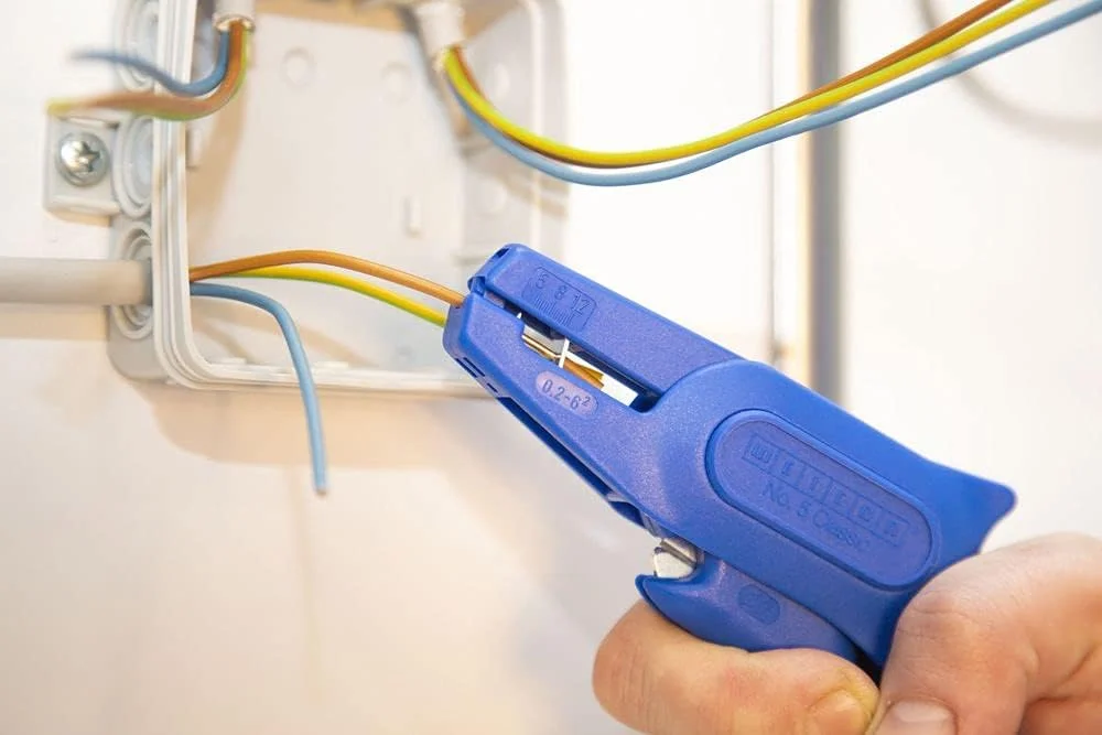 WEICON TOOLS شماره 5 کلاسیک - سیم لخت کن اتوماتیک برای سیم های 0.2 - 6 میلی متر مربع به همراه سیم چین جانبی. کاربرد: این انبر سیم لخت کن برای لخت کردن تمام سیم های انعطاف پذیر و مفتولی از 0.2 تا 6.0 میلی متر مربع مناسب است. سیم چین جانبی یکپارچه، کابل ها (Cu|Al) را تا قطر 2 میلی متر برش می دهد. دقت: این انبر دارای یک سیستم نمونه است که به طور خودکار با سطح مقطع هادی مربوطه تنظیم می شود و امکان لخت کردن سریع و دقیق و همچنین جلوگیری از آسیب به هادی های داخلی را فراهم می کند. ارگونومی: این انبر با سهولت استفاده و مکانیزم روان مشخص می شود. وزن کم No. 5 Classic امکان کار بدون خستگی را فراهم می کند. کیفیت: این انبر کابل به طور کامل در آلمان ساخته شده و از پلی آمید مستحکم و تقویت شده با الیاف شیشه ساخته شده است. تیغه های بادوام از فولاد چاقوی با کیفیت بالا از زولینگن ساخته شده اند. ایمنی و بهداشت: کار با ابزارهای لخت کننده WEICON فقط روی کابل ها و سیم های بدون پتانسیل و بدون ولتاژ مجاز است. توصیه محصول: خانواده محصول سیم لخت کن شامل انواع مختلفی برای کاربردهای مختلف است: WEICON سیم لخت کن شماره 6 (کار در زیر ولتاژ تا 1000 ولت) WEICON سیم لخت کن شماره 7 خورشیدی (لخت کردن در ناحیه خورشیدی) WEICON سیم لخت کن شماره 7-F (لخت کردن کابل تخت معمولی) WEICON سیم لخت کن شماره 7 Magic (برای انواع مختلف کابل در نصب خانه)، WEICON سیم لخت کن دقیق S (لخت کردن هادی ها و سیم های ظریف) WEICON TOOLS شماره 5 کلاسیک - سیم لخت کن اتوماتیک برای سیم های 0.2 - 6 میلی متر مربع به همراه سیم چین جانبی. کاربرد: این انبر سیم لخت کن برای لخت کردن تمام سیم های انعطاف پذیر و مفتولی از 0.2 تا 6.0 میلی متر مربع مناسب است. سیم چین جانبی یکپارچه، کابل ها (Cu|Al) را تا قطر 2 میلی متر برش می دهد. دقت: این انبر دارای یک سیستم نمونه است که به طور خودکار با سطح مقطع هادی مربوطه تنظیم می شود و امکان لخت کردن سریع و دقیق و همچنین جلوگیری از آسیب به هادی های داخلی را فراهم می کند. ارگونومی: این انبر با سهولت استفاده و مکانیزم روان مشخص می شود. وزن کم No. 5 Classic امکان کار بدون خستگی را فراهم می کند. کیفیت: این انبر کابل به طور کامل در آلمان ساخته شده و از پلی آمید مستحکم و تقویت شده با الیاف شیشه ساخته شده است. تیغه های بادوام از فولاد چاقوی با کیفیت بالا از زولینگن ساخته شده اند. ایمنی و بهداشت: کار با ابزارهای لخت کننده WEICON فقط روی کابل ها و سیم های بدون پتانسیل و بدون ولتاژ مجاز است. توصیه محصول: خانواده محصول سیم لخت کن شامل انواع مختلفی برای کاربردهای مختلف است: WEICON سیم لخت کن شماره 6 (کار در زیر ولتاژ تا 1000 ولت) WEICON سیم لخت کن شماره 7 خورشیدی (لخت کردن در ناحیه خورشیدی) WEICON سیم لخت کن شماره 7-F (لخت کردن کابل تخت معمولی) WEICON سیم لخت کن شماره 7 Magic (برای انواع مختلف کابل در نصب خانه)، WEICON سیم لخت کن دقیق S (لخت کردن هادی ها و سیم های ظریف)