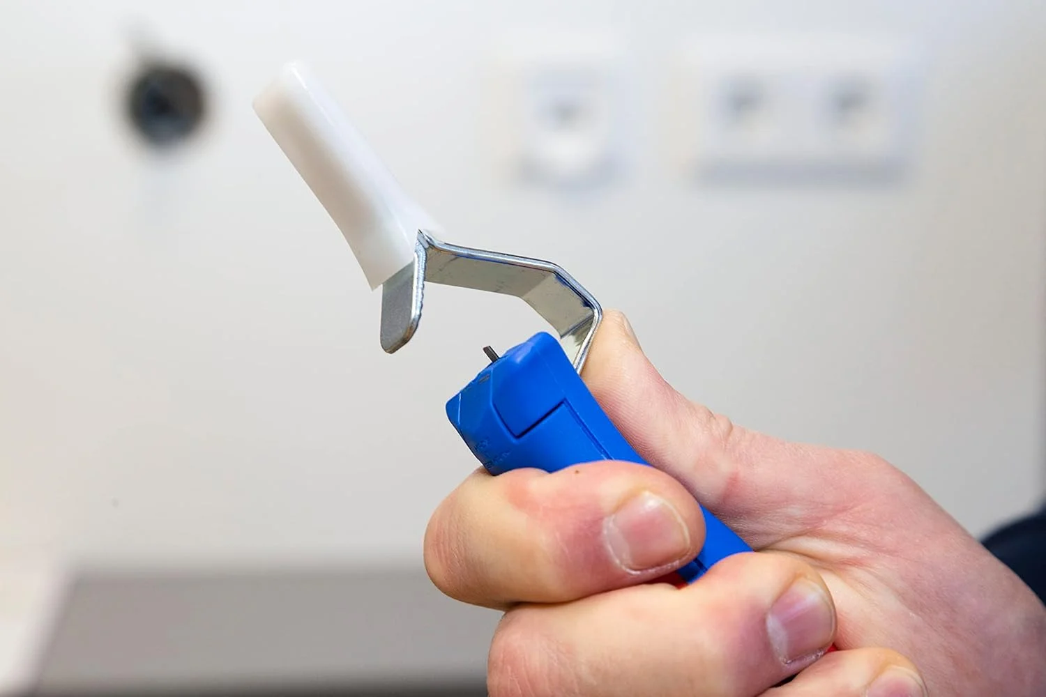 ابزار لخت کن کابل وایکان شماره 4 - 28 G | تیغه چند منظوره با تیغه مستقیم | ابزار لخت کن با عمق برش قابل تنظیم | ابزار لخت کن برای کابل گرد | محدوده کارکرد 8 - 28 میلی متر Ø