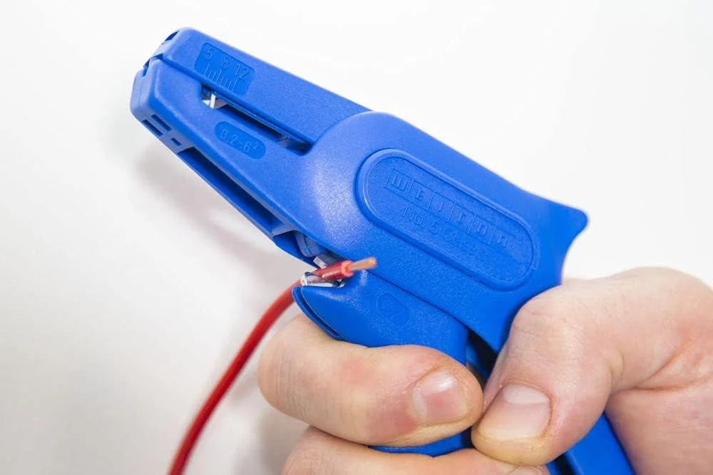 WEICON TOOLS شماره 5 کلاسیک - سیم لخت کن اتوماتیک برای سیم های 0.2 - 6 میلی متر مربع به همراه سیم چین جانبی. کاربرد: این انبر سیم لخت کن برای لخت کردن تمام سیم های انعطاف پذیر و مفتولی از 0.2 تا 6.0 میلی متر مربع مناسب است. سیم چین جانبی یکپارچه، کابل ها (Cu|Al) را تا قطر 2 میلی متر برش می دهد. دقت: این انبر دارای یک سیستم نمونه است که به طور خودکار با سطح مقطع هادی مربوطه تنظیم می شود و امکان لخت کردن سریع و دقیق و همچنین جلوگیری از آسیب به هادی های داخلی را فراهم می کند. ارگونومی: این انبر با سهولت استفاده و مکانیزم روان مشخص می شود. وزن کم No. 5 Classic امکان کار بدون خستگی را فراهم می کند. کیفیت: این انبر کابل به طور کامل در آلمان ساخته شده و از پلی آمید مستحکم و تقویت شده با الیاف شیشه ساخته شده است. تیغه های بادوام از فولاد چاقوی با کیفیت بالا از زولینگن ساخته شده اند. ایمنی و بهداشت: کار با ابزارهای لخت کننده WEICON فقط روی کابل ها و سیم های بدون پتانسیل و بدون ولتاژ مجاز است. توصیه محصول: خانواده محصول سیم لخت کن شامل انواع مختلفی برای کاربردهای مختلف است: WEICON سیم لخت کن شماره 6 (کار در زیر ولتاژ تا 1000 ولت) WEICON سیم لخت کن شماره 7 خورشیدی (لخت کردن در ناحیه خورشیدی) WEICON سیم لخت کن شماره 7-F (لخت کردن کابل تخت معمولی) WEICON سیم لخت کن شماره 7 Magic (برای انواع مختلف کابل در نصب خانه)، WEICON سیم لخت کن دقیق S (لخت کردن هادی ها و سیم های ظریف) WEICON TOOLS شماره 5 کلاسیک - سیم لخت کن اتوماتیک برای سیم های 0.2 - 6 میلی متر مربع به همراه سیم چین جانبی. کاربرد: این انبر سیم لخت کن برای لخت کردن تمام سیم های انعطاف پذیر و مفتولی از 0.2 تا 6.0 میلی متر مربع مناسب است. سیم چین جانبی یکپارچه، کابل ها (Cu|Al) را تا قطر 2 میلی متر برش می دهد. دقت: این انبر دارای یک سیستم نمونه است که به طور خودکار با سطح مقطع هادی مربوطه تنظیم می شود و امکان لخت کردن سریع و دقیق و همچنین جلوگیری از آسیب به هادی های داخلی را فراهم می کند. ارگونومی: این انبر با سهولت استفاده و مکانیزم روان مشخص می شود. وزن کم No. 5 Classic امکان کار بدون خستگی را فراهم می کند. کیفیت: این انبر کابل به طور کامل در آلمان ساخته شده و از پلی آمید مستحکم و تقویت شده با الیاف شیشه ساخته شده است. تیغه های بادوام از فولاد چاقوی با کیفیت بالا از زولینگن ساخته شده اند. ایمنی و بهداشت: کار با ابزارهای لخت کننده WEICON فقط روی کابل ها و سیم های بدون پتانسیل و بدون ولتاژ مجاز است. توصیه محصول: خانواده محصول سیم لخت کن شامل انواع مختلفی برای کاربردهای مختلف است: WEICON سیم لخت کن شماره 6 (کار در زیر ولتاژ تا 1000 ولت) WEICON سیم لخت کن شماره 7 خورشیدی (لخت کردن در ناحیه خورشیدی) WEICON سیم لخت کن شماره 7-F (لخت کردن کابل تخت معمولی) WEICON سیم لخت کن شماره 7 Magic (برای انواع مختلف کابل در نصب خانه)، WEICON سیم لخت کن دقیق S (لخت کردن هادی ها و سیم های ظریف)