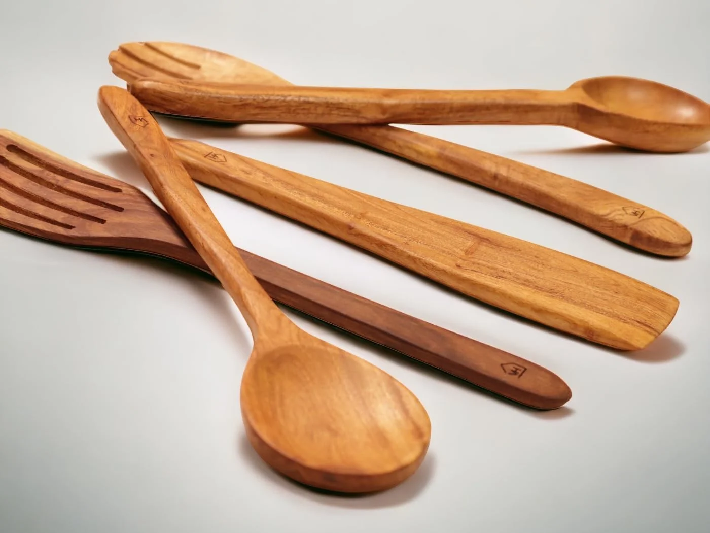 مجموعه ۵ عددی کفگیر، ملاقه، قاشق، چنگال و کاردک چوبی وستا هومز برای پخت و پز | نچسب طبیعی | چوب چریش هندی | بدون پرداخت | 30 سانتیمتر | دست ساز هند مجموعه ۵ عددی کفگیر، ملاقه، قاشق، چنگال و کاردک چوبی وستا هومز برای پخت و پز | نچسب طبیعی | چوب چریش هندی | بدون پرداخت | 30 سانتیمتر | دست ساز هند