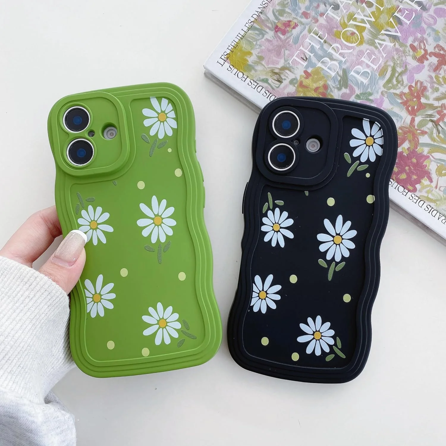 قاب گوشی طرح گل UEEBAI مناسب آیفون 16، قاب سیلیکونی بهاری و زیبا برای بانوان، کاور گوشی با طرح هنری گل بابونه و فریم موجی برای دختران، کاور محافظ ضد ضربه - مشکی قاب گوشی طرح گل UEEBAI مناسب آیفون 16، قاب سیلیکونی بهاری و زیبا برای بانوان، کاور گوشی با طرح هنری گل بابونه و فریم موجی برای دختران، کاور محافظ ضد ضربه - مشکی