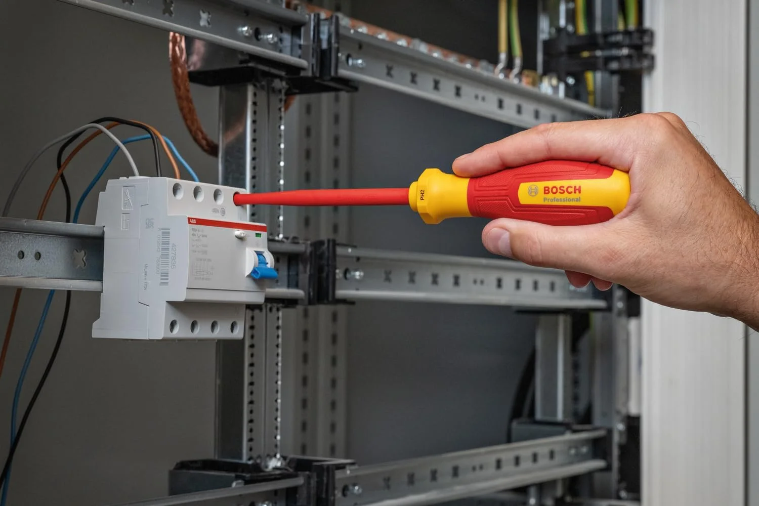 پیچ گوشتی حرفه ای VDE بوش PH2x125 (دارای گواهی تا 1000 ولت، عایق شده با الاستومر ترموپلاستیک (TPE)) پیچ گوشتی حرفه ای VDE بوش PH2x125 (دارای گواهی تا 1000 ولت، عایق شده با الاستومر ترموپلاستیک (TPE))