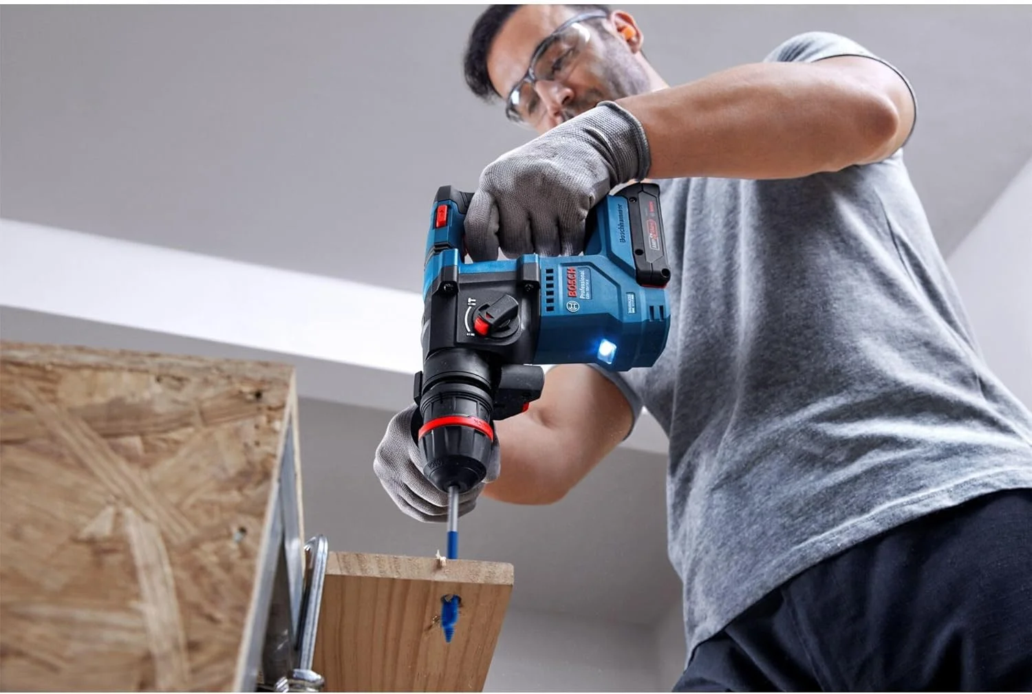 چکش تخریب شارژی بوش مدل GBH 18V-18 X (همراه با یک سه نظام و کیف L-BOXX 136) چکش تخریب شارژی بوش مدل GBH 18V-18 X (همراه با یک سه نظام و کیف L-BOXX 136)