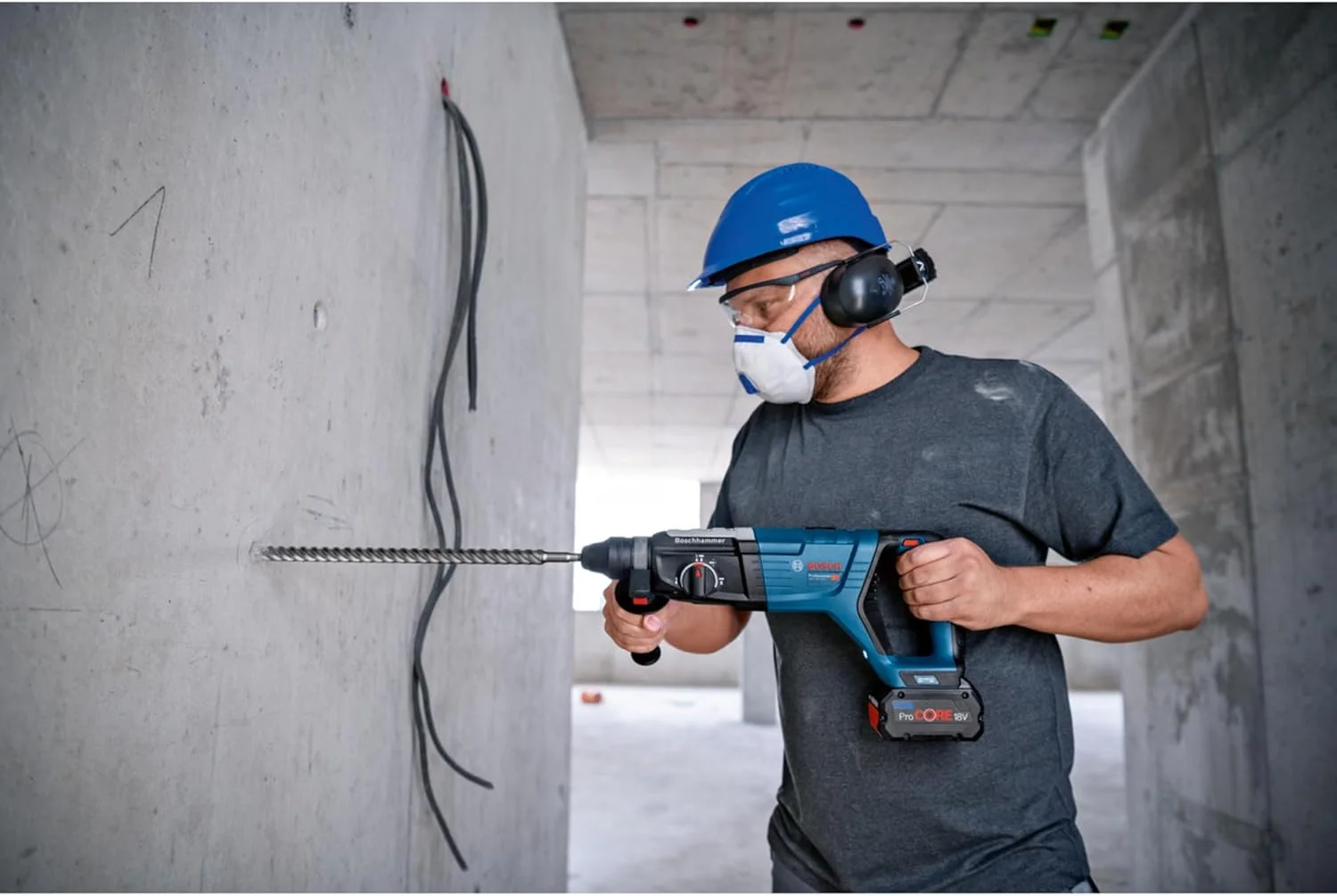 چکش تخریب شارژی بوش پروفشنال 18 ولت مدل GBH 18V-28 D (کنترل KickBack، شامل پارچه تمیز کننده، دسته کمکی، عمق سنج، بدون باتری/شارژر)