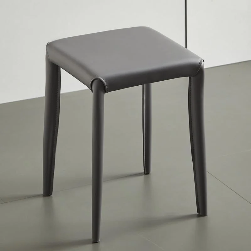 صندلی ناهارخوری مربعی SKY-TOUCH: چهارپایه های قابل انباشت با فریم فلزی، صندلی نرم با روکش چرمی PU مناسب برای خانه، دفتر کار و کلاس های درس (35 * 35 * 46 سانتی متر، خاکستری) صندلی ناهارخوری مربعی SKY-TOUCH: چهارپایه های قابل انباشت با فریم فلزی، صندلی نرم با روکش چرمی PU مناسب برای خانه، دفتر کار و کلاس های درس (35 * 35 * 46 سانتی متر، خاکستری)