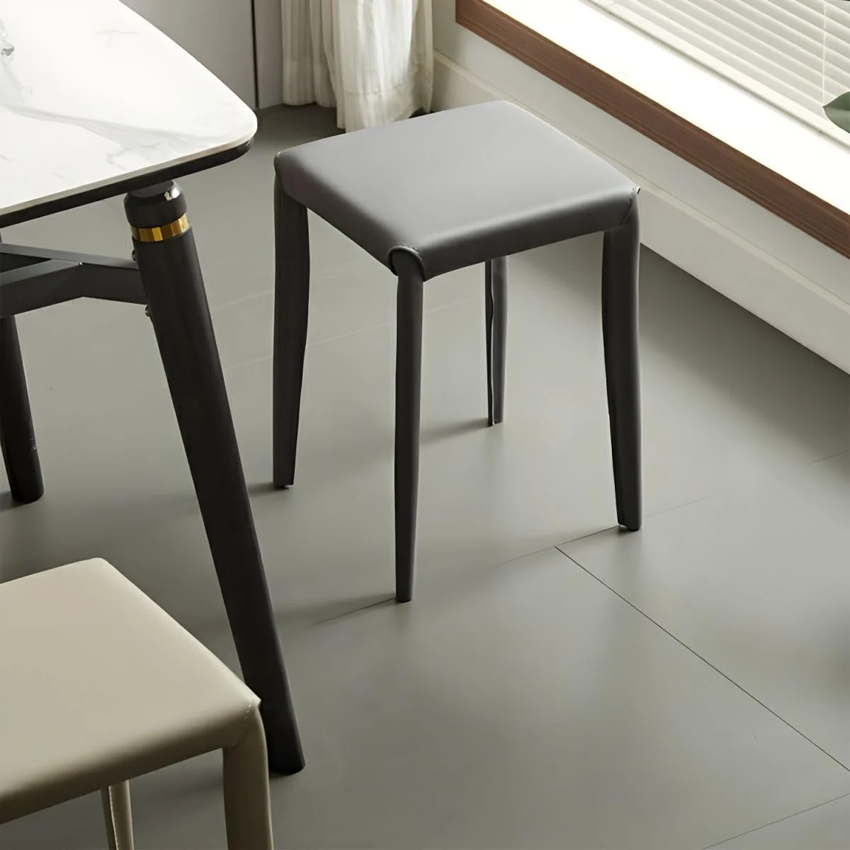 صندلی ناهارخوری مربعی SKY-TOUCH: چهارپایه های قابل انباشت با فریم فلزی، صندلی نرم با روکش چرمی PU مناسب برای خانه، دفتر کار و کلاس های درس (35 * 35 * 46 سانتی متر، خاکستری) صندلی ناهارخوری مربعی SKY-TOUCH: چهارپایه های قابل انباشت با فریم فلزی، صندلی نرم با روکش چرمی PU مناسب برای خانه، دفتر کار و کلاس های درس (35 * 35 * 46 سانتی متر، خاکستری)