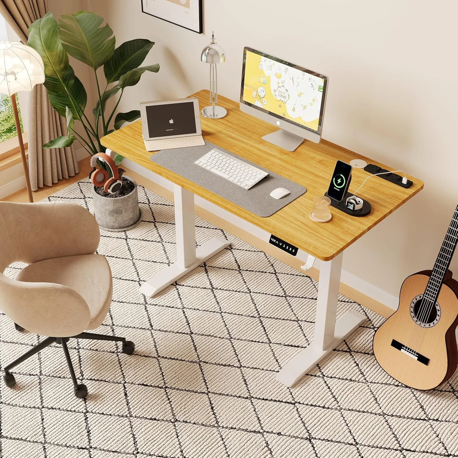 میز تحریر ایستاده برقی با قابلیت تنظیم ارتفاع SKY-TOUCH، ابعاد ۱۲۰ در ۶۰ سانتی متر، دارای پنل کنترل هوشمند با ۲ حافظه ارتفاع، مناسب برای دفتر کار خانگی، صفحه میز دو تکه، طرح چوب زرد