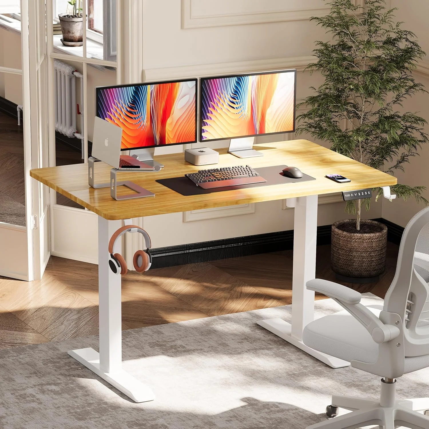 میز تحریر ایستاده برقی با قابلیت تنظیم ارتفاع SKY-TOUCH، ابعاد ۱۲۰ در ۶۰ سانتی متر، دارای پنل کنترل هوشمند با ۲ حافظه ارتفاع، مناسب برای دفتر کار خانگی، صفحه میز دو تکه، طرح چوب زرد