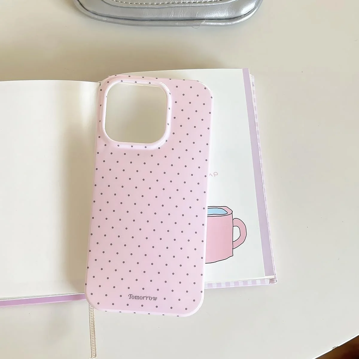 قاب گوشی موبایل Reownest طرح خال خالی مناسب برای آیفون 13 / آیفون 14، قاب با طراحی زیبا و شیک موج دار، مناسب برای دختران و بانوان، کاور TPU نرم، فوق العاده نازک، سیلیکونی و ضد ضربه قاب گوشی موبایل Reownest طرح خال خالی مناسب برای آیفون 13 / آیفون 14، قاب با طراحی زیبا و شیک موج دار، مناسب برای دختران و بانوان، کاور TPU نرم، فوق العاده نازک، سیلیکونی و ضد ضربه