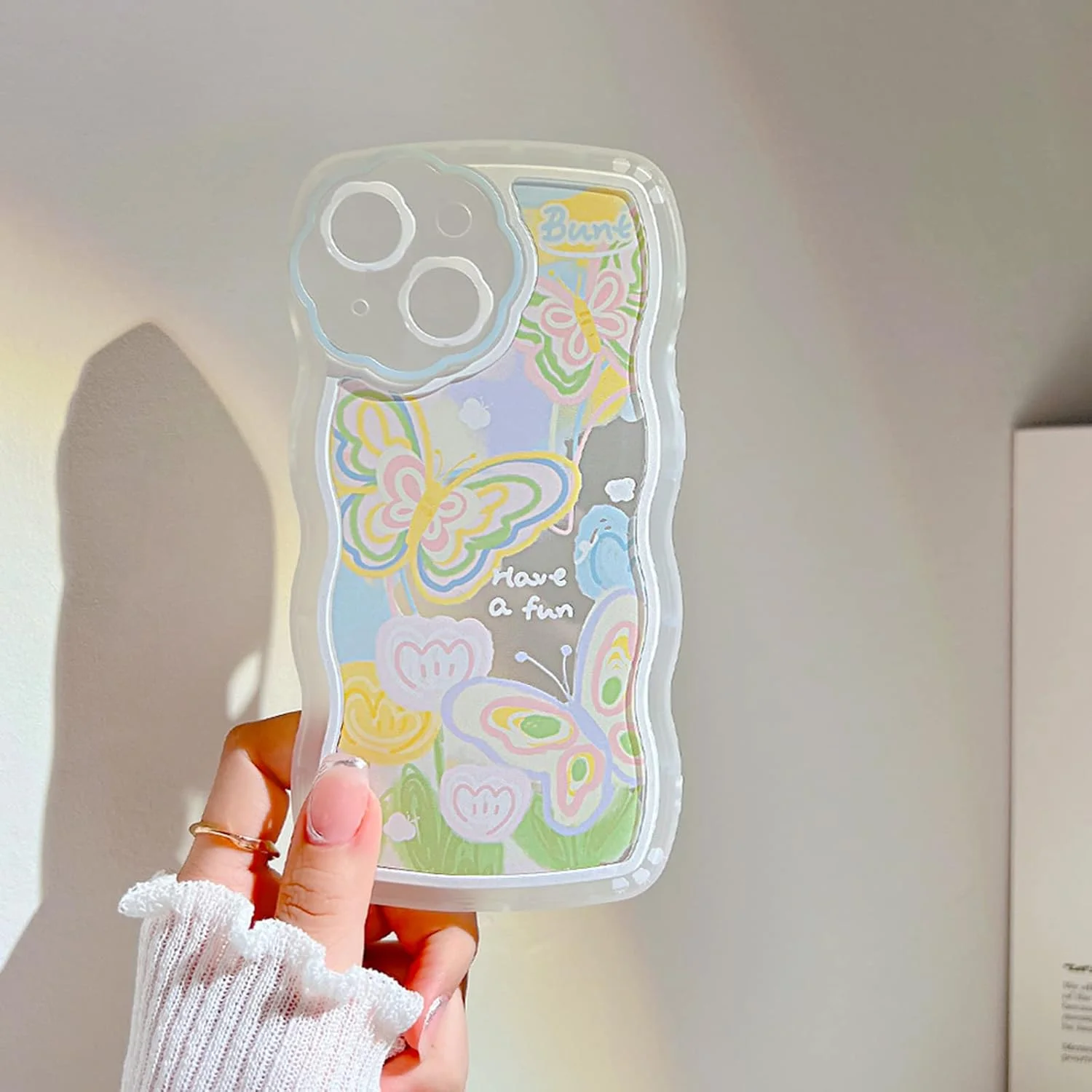 کاور محافظ آیفون 14 با طرح پروانه و گل کارتونی زیبا به همراه بند مچی مهره دار قلبی، جنس TPU نرم و محافظ کامل - طرح پروانه