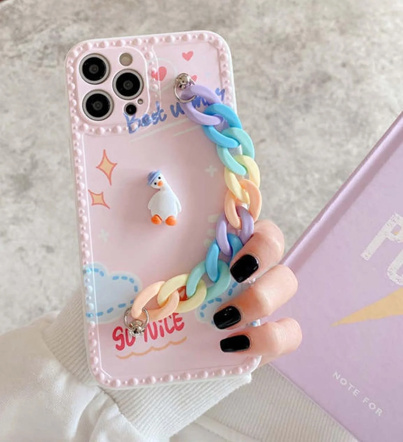 قاب گوشی آیفون 13 پرو، کاور محافظ موبایل طرح کارتونی رنگین کمانی و زنجیر، طرح اردک بامزه مناسب دختران، کاور محافظ کامل بدنه قاب گوشی آیفون 13 پرو، کاور محافظ موبایل طرح کارتونی رنگین کمانی و زنجیر، طرح اردک بامزه مناسب دختران، کاور محافظ کامل بدنه