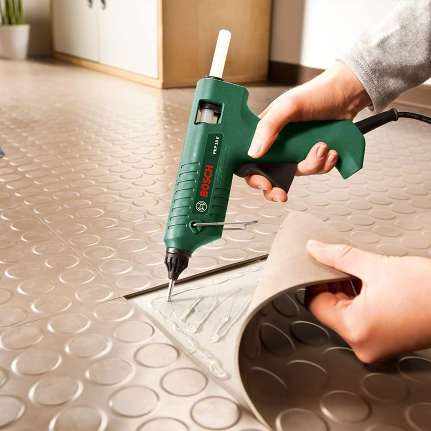 تفنگ چسب حرارتی بوش مدل PKP 18E، مناسب برای مقوا، شیشه، کاشی، چوب، سنگ، پارچه، چوب پنبه، پلاستیک | مدل: 0603264542