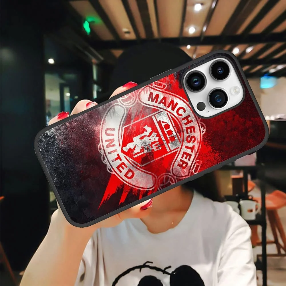 کاور پشتی موبایل با طرح لوگوی منچستر یونایتد به سبک جاده ابریشم، مناسب برای Apple iPhone 16 Pro، چند رنگ کاور پشتی موبایل با طرح لوگوی منچستر یونایتد به سبک جاده ابریشم، مناسب برای Apple iPhone 16 Pro، چند رنگ