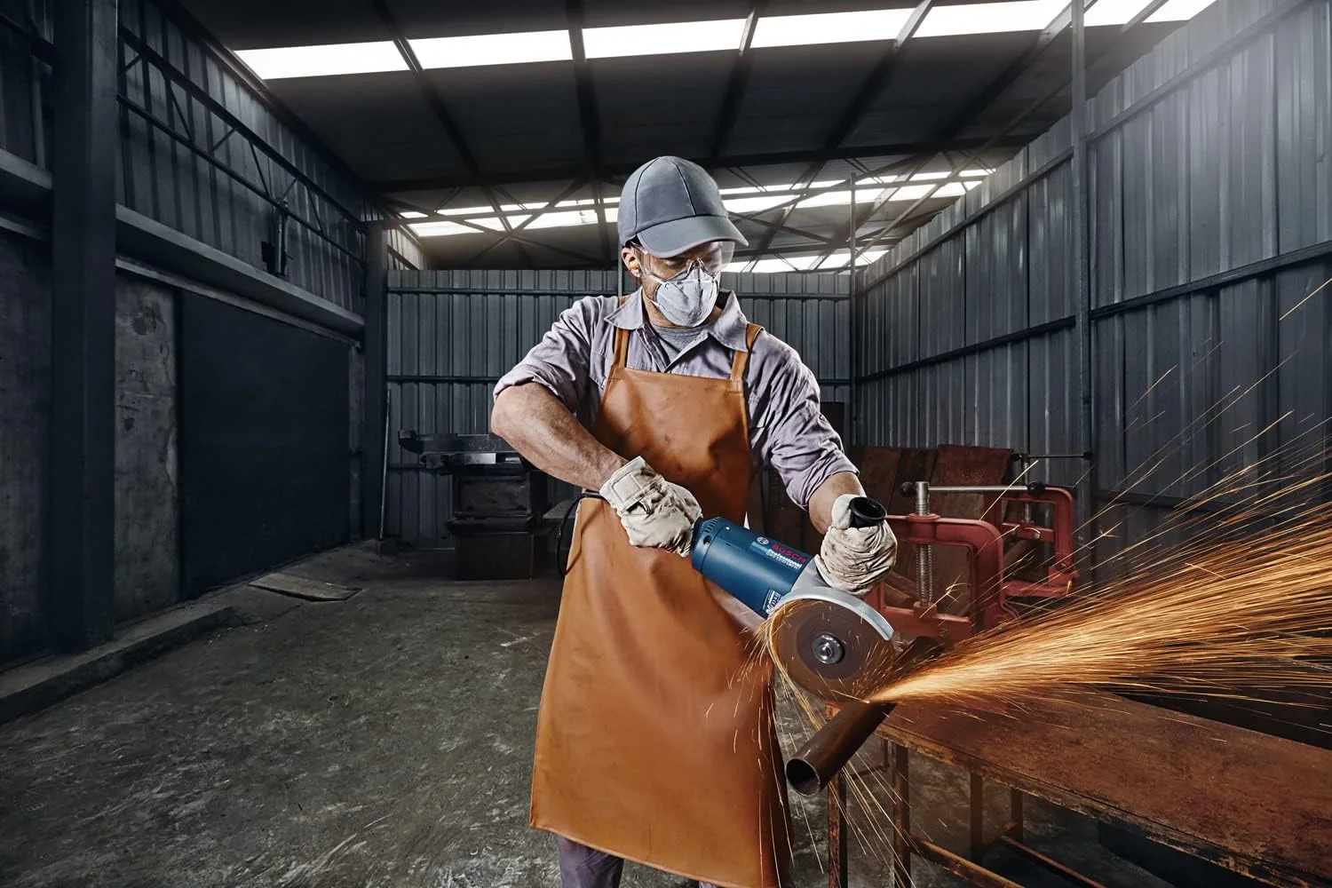 فرز سنگبری بوش مدل 06018C00P0 GWS 2200-180 با کلید معمولی، سایز 7 اینچ فرز سنگبری بوش مدل 06018C00P0 GWS 2200-180 با کلید معمولی، سایز 7 اینچ