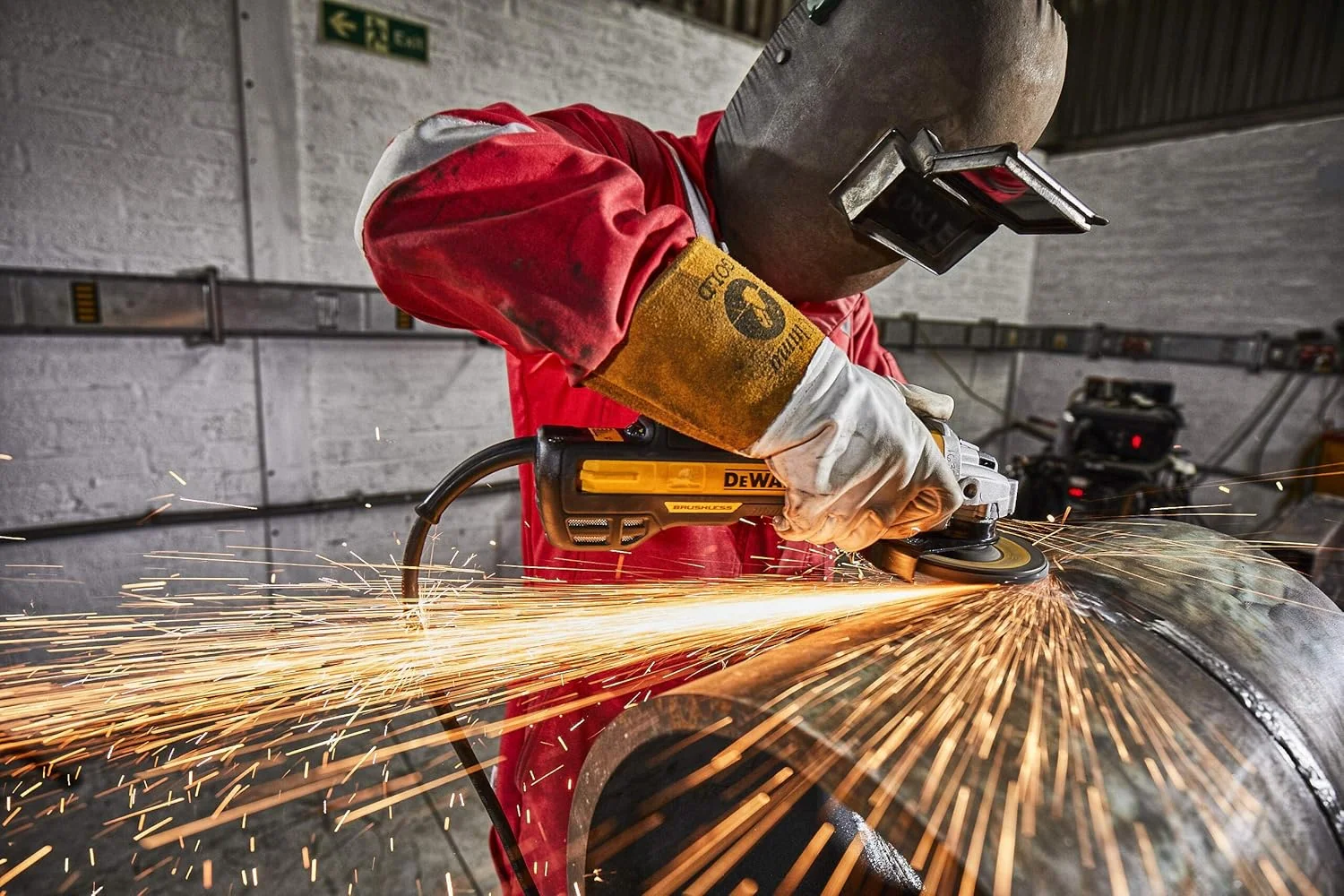 فرز آهنگری دیوالت 100 میلیمتری، 800 وات، کلید پدالی، زرد/مشکی، مدل Dwe4002-B5 فرز آهنگری دیوالت 100 میلیمتری، 800 وات، کلید پدالی، زرد/مشکی، مدل Dwe4002-B5