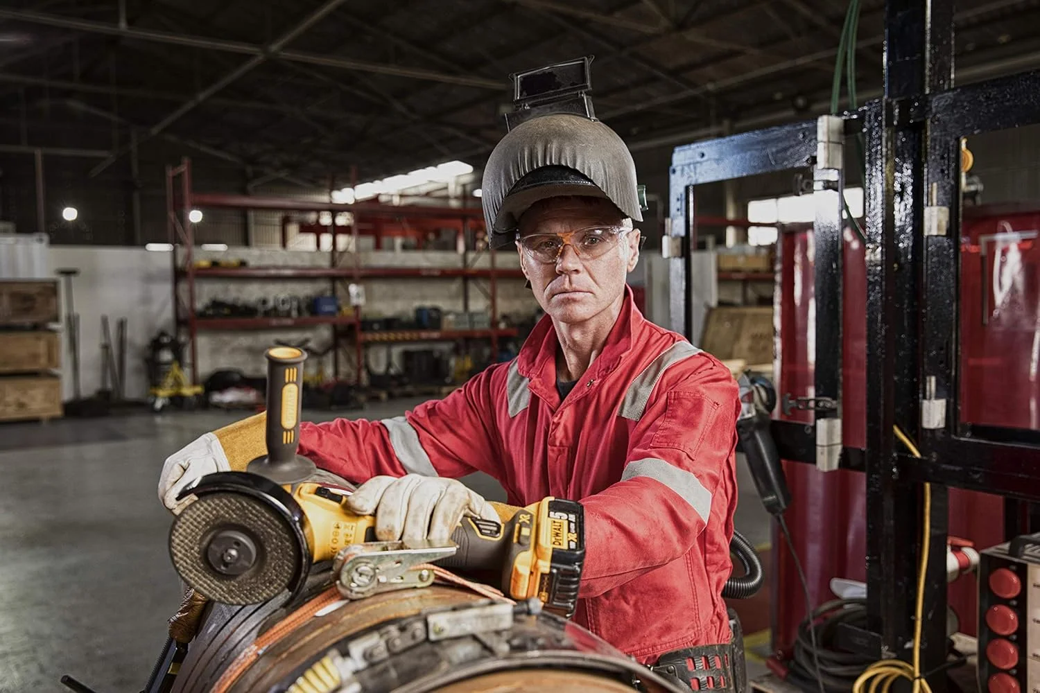 فرز سنگبری 125 میلی متری شارژی 18 ولت XR Dewalt با موتور براشلس و 2 عدد باتری 5.0 آمپر، زرد/مشکی - Dcg405P2-GB فرز سنگبری 125 میلی متری شارژی 18 ولت XR Dewalt با موتور براشلس و 2 عدد باتری 5.0 آمپر، زرد/مشکی - Dcg405P2-GB