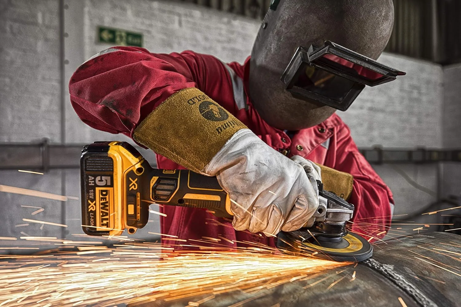 فرز سنگبری 125 میلی متری شارژی 18 ولت XR Dewalt با موتور براشلس و 2 عدد باتری 5.0 آمپر، زرد/مشکی - Dcg405P2-GB فرز سنگبری 125 میلی متری شارژی 18 ولت XR Dewalt با موتور براشلس و 2 عدد باتری 5.0 آمپر، زرد/مشکی - Dcg405P2-GB