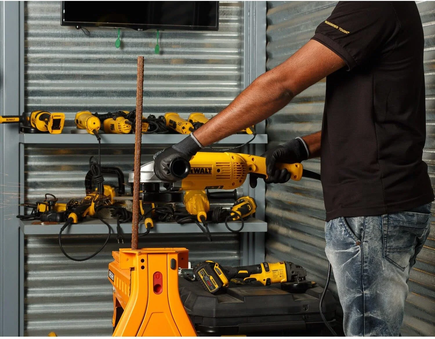 دستگاه فرز زاویه ای بزرگ 180 میلی متری 2200 وات دیوالت با کلید قفل، زرد/مشکی، مدل DWE493-B5