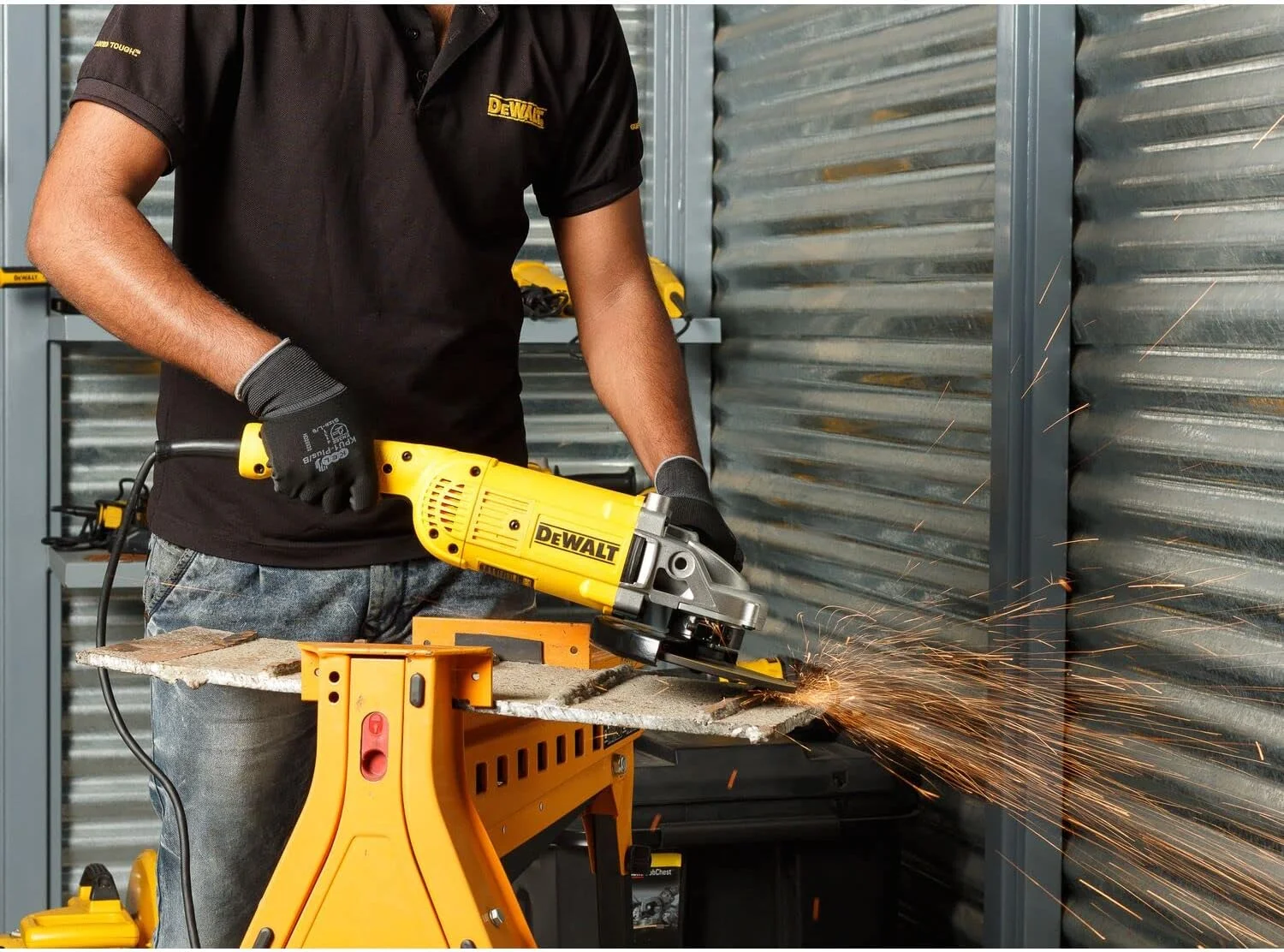 دستگاه فرز زاویه ای بزرگ 180 میلی متری 2200 وات دیوالت با کلید قفل، زرد/مشکی، مدل DWE493-B5