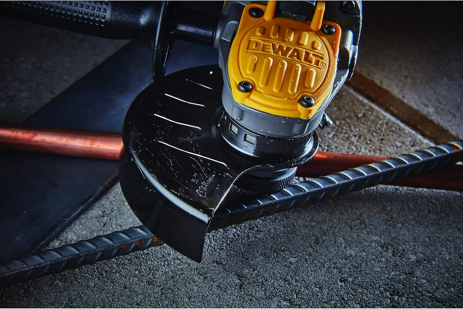 فرز آهنگری زاویه ای 20 ولت حداکثر DEWALT FLEXVOLT ADVANTAGE، کلید پدالی، 4-1/2 اینچ تا 5 اینچ، فقط ابزار (DCG416B) فرز آهنگری زاویه ای 20 ولت حداکثر DEWALT FLEXVOLT ADVANTAGE، کلید پدالی، 4-1/2 اینچ تا 5 اینچ، فقط ابزار (DCG416B)