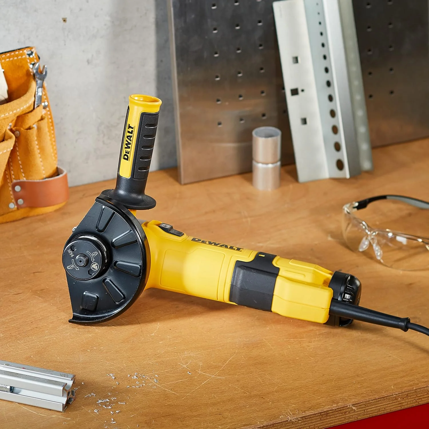 دستگاه فرز زاویه ای DeWalt (1500 وات، 125 میلی متر با الکترونیک سرعت، با شروع نرم و حفاظت از ولتاژ صفر) DWE4257-QS دستگاه فرز زاویه ای DeWalt (1500 وات، 125 میلی متر با الکترونیک سرعت، با شروع نرم و حفاظت از ولتاژ صفر) DWE4257-QS