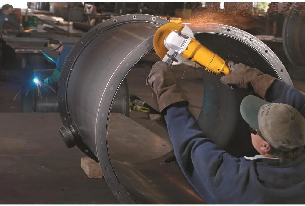 فرز آهنگری دیوالت، 7 اینچ، 13 آمپر، 8000 دور در دقیقه، با سیستم خروج گرد و غبار، سیم دار (DW840) فرز آهنگری دیوالت، 7 اینچ، 13 آمپر، 8000 دور در دقیقه، با سیستم خروج گرد و غبار، سیم دار (DW840)