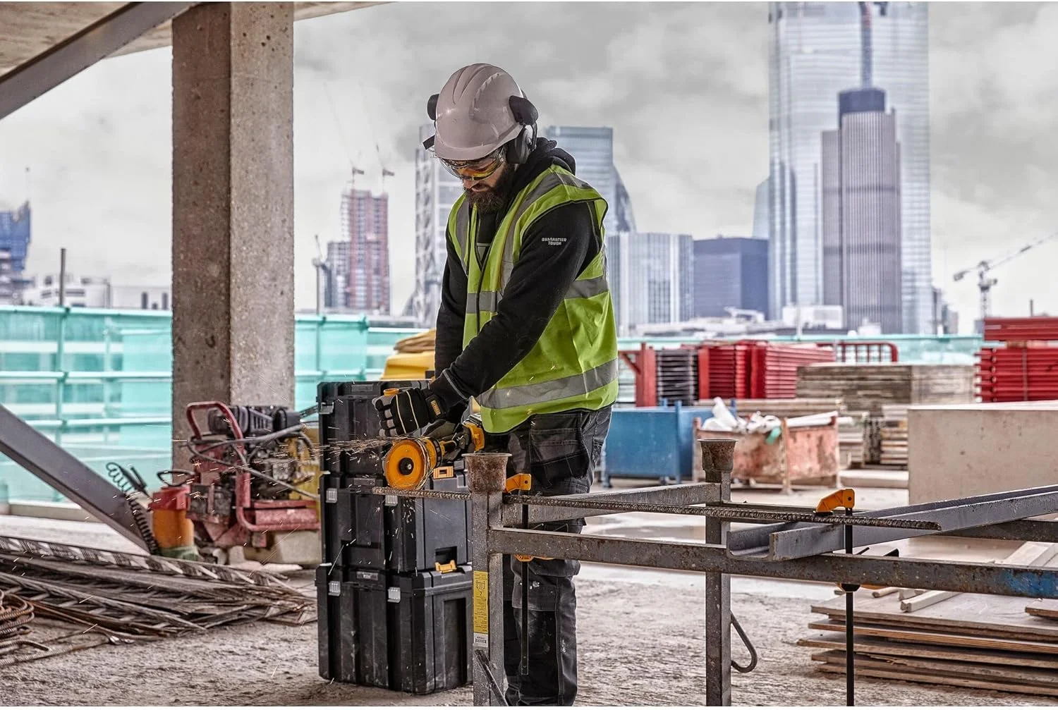 دستگاه فرز زاویه ای شارژی 54.0 ولت DEWALT DCG418NT-XJ، نقره ای دستگاه فرز زاویه ای شارژی 54.0 ولت DEWALT DCG418NT-XJ، نقره ای