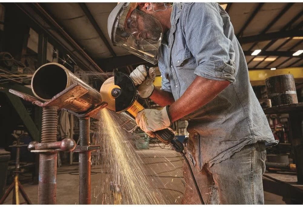 فرز سنگبری دِوالت، کلید پدالی، 5 اینچ / 6 اینچ، 13 آمپر (DWE43244N) فرز سنگبری دِوالت، کلید پدالی، 5 اینچ / 6 اینچ، 13 آمپر (DWE43244N)