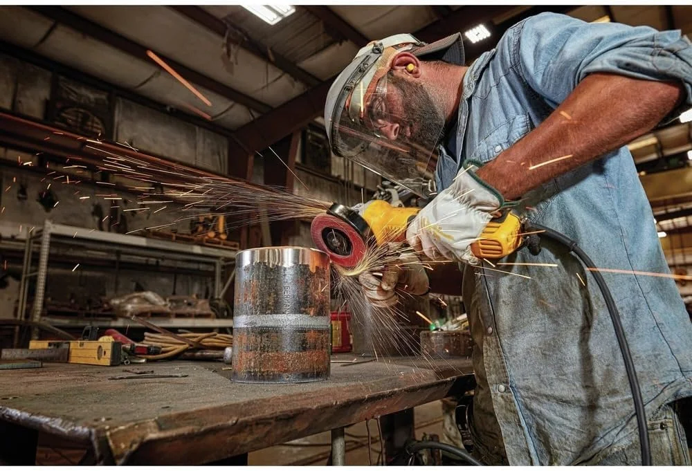 فرز سنگبری دِوالت، 5 اینچ، 13 آمپر (DWE43214N) فرز سنگبری دِوالت، 5 اینچ، 13 آمپر (DWE43214N)