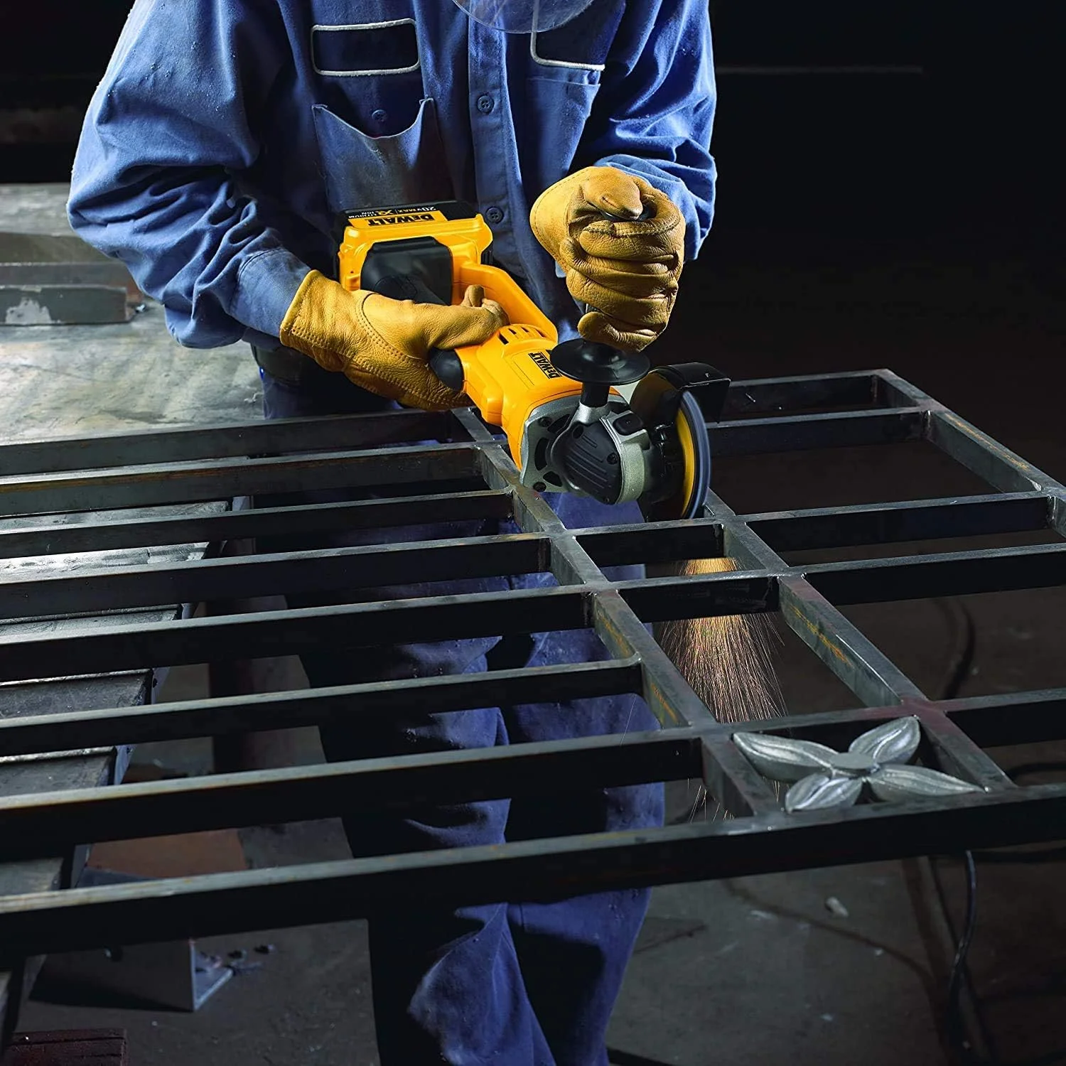 فرز سنگبری زاویه ای بی سیم DeWALT DCG412M2-QW، ۱۲.۵ سانتی متر، ۷۰۰۰ دور در دقیقه، ۲.۹ کیلوگرم فرز سنگبری زاویه ای بی سیم DeWALT DCG412M2-QW، ۱۲.۵ سانتی متر، ۷۰۰۰ دور در دقیقه، ۲.۹ کیلوگرم