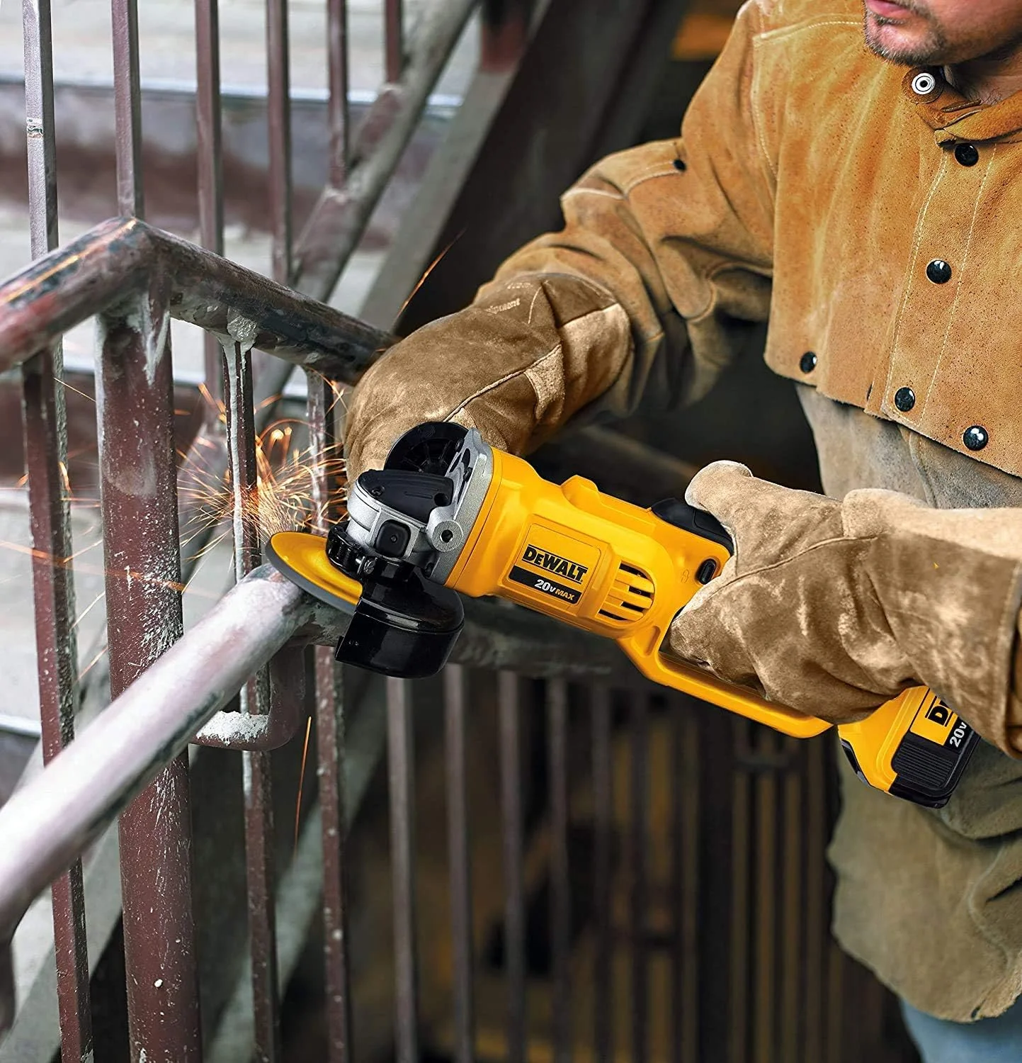 فرز سنگبری زاویه ای بی سیم DeWALT DCG412M2-QW، ۱۲.۵ سانتی متر، ۷۰۰۰ دور در دقیقه، ۲.۹ کیلوگرم فرز سنگبری زاویه ای بی سیم DeWALT DCG412M2-QW، ۱۲.۵ سانتی متر، ۷۰۰۰ دور در دقیقه، ۲.۹ کیلوگرم