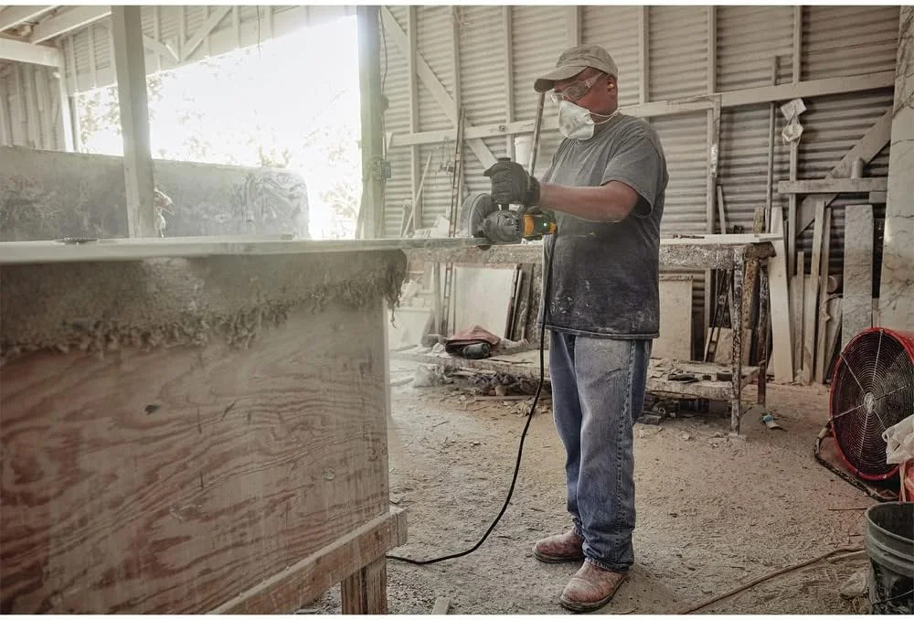 فرز آهنگری زاویه ای 5 اینچی دِوالت مدل DWE43231VS با موتور بدون جاروبک و سرعت متغیر فرز آهنگری زاویه ای 5 اینچی دِوالت مدل DWE43231VS با موتور بدون جاروبک و سرعت متغیر