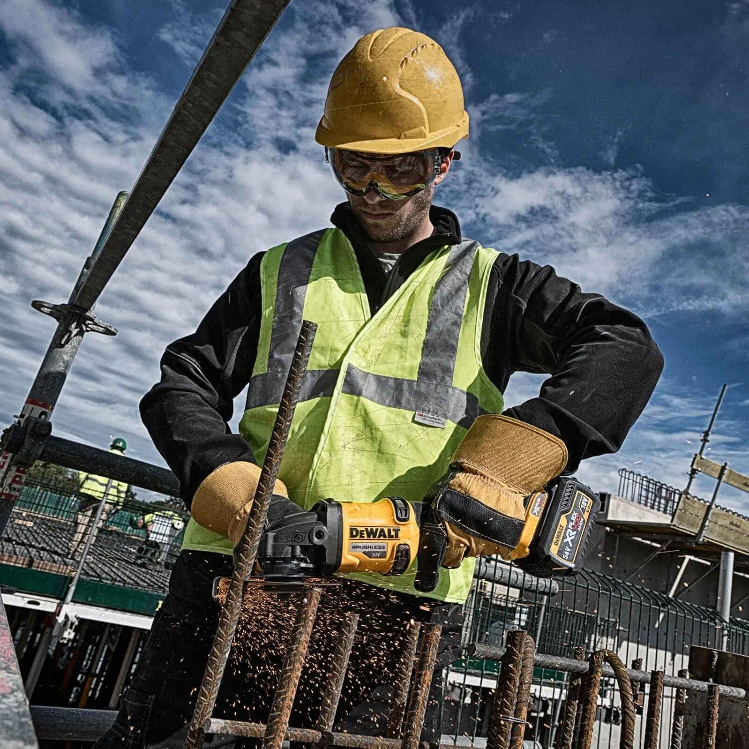 دستگاه فرز زاویه ای کوچک 125 میلی متری 54 ولت DeWalt به همراه باتری های اضافی و شارژر در جعبه ابزار، زرد/مشکی، DCG414T2-GB دستگاه فرز زاویه ای کوچک 125 میلی متری 54 ولت DeWalt به همراه باتری های اضافی و شارژر در جعبه ابزار، زرد/مشکی، DCG414T2-GB