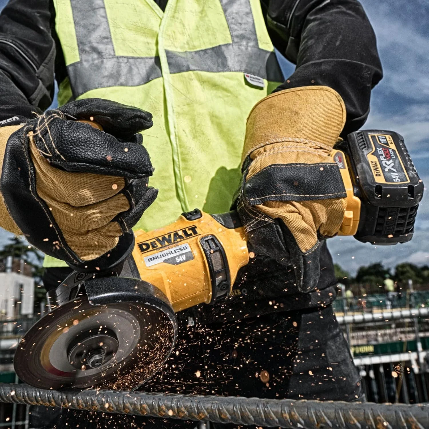 دستگاه فرز زاویه ای کوچک 125 میلی متری 54 ولت DeWalt به همراه باتری های اضافی و شارژر در جعبه ابزار، زرد/مشکی، DCG414T2-GB دستگاه فرز زاویه ای کوچک 125 میلی متری 54 ولت DeWalt به همراه باتری های اضافی و شارژر در جعبه ابزار، زرد/مشکی، DCG414T2-GB