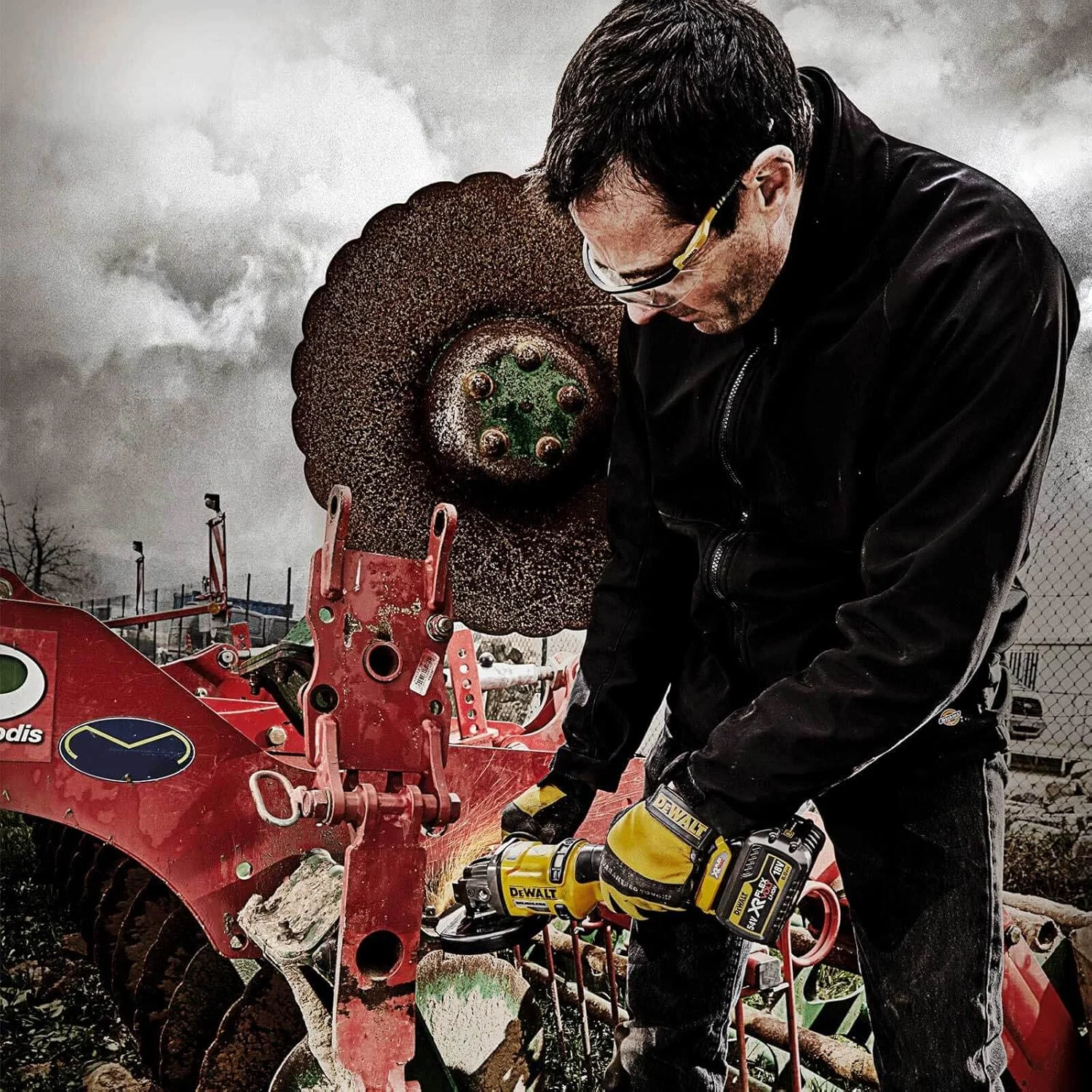 دستگاه فرز زاویه ای کوچک 125 میلی متری 54 ولت DeWalt به همراه باتری های اضافی و شارژر در جعبه ابزار، زرد/مشکی، DCG414T2-GB دستگاه فرز زاویه ای کوچک 125 میلی متری 54 ولت DeWalt به همراه باتری های اضافی و شارژر در جعبه ابزار، زرد/مشکی، DCG414T2-GB