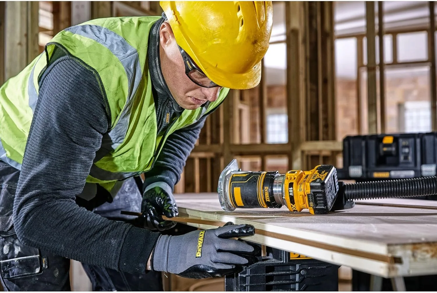 فرز انگشتی ترکیبی شارژی DEWALT DCW604NT (فرز لبه و رو)، به همراه 2 عدد استاپ موازی، 2 عدد دستگاه مکش، لوازم جانبی، ابزار نصب، جعبه Tstak VI، (باتری و شارژر شامل نمی شود)