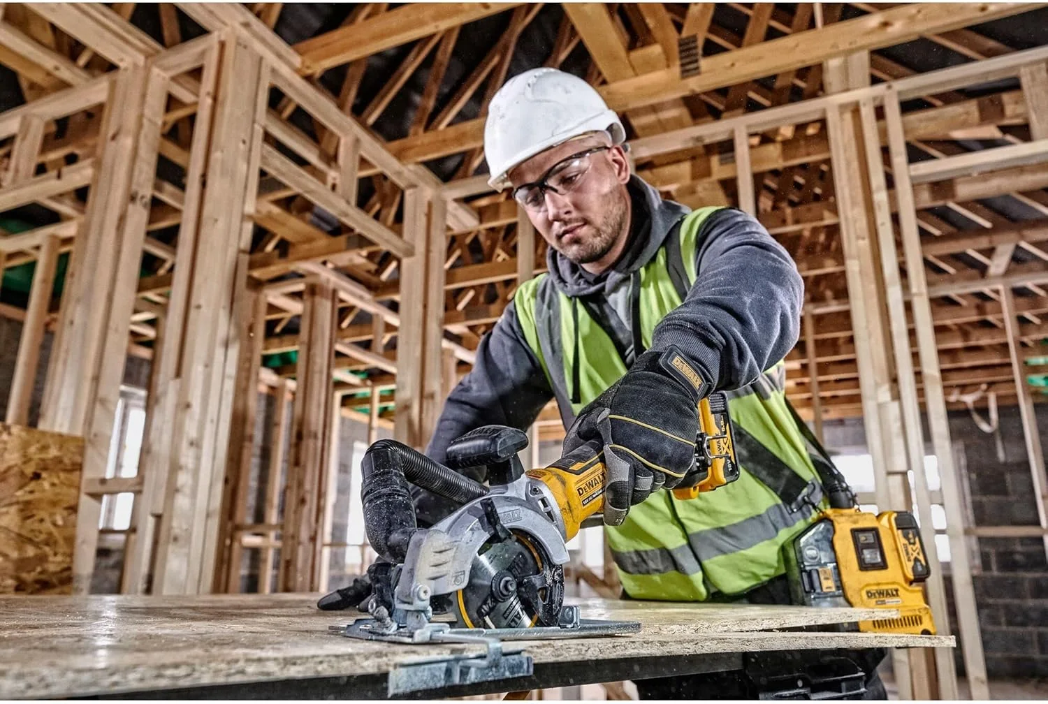 اره دیسکی گرد جمع و جور 18 ولت XR دیوالت مدل DCS571N-XJ، بدنه خالی اره دیسکی گرد جمع و جور 18 ولت XR دیوالت مدل DCS571N-XJ، بدنه خالی