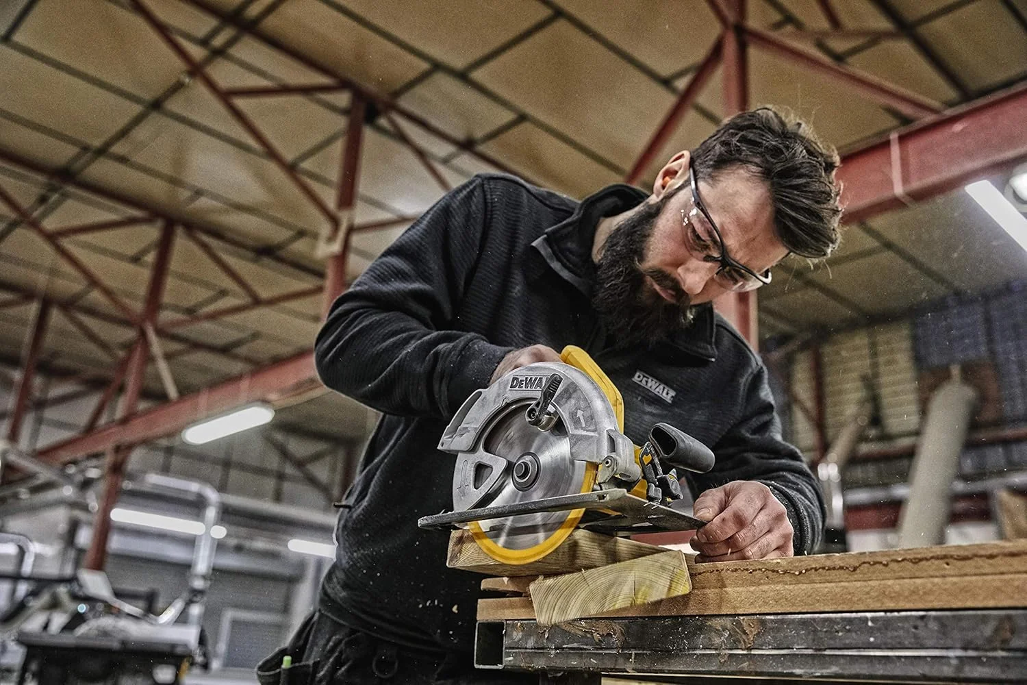 اره دیسکی جمع و جور دیوالت، 1350 وات، 184 میلی متر، 5500 دور در دقیقه، برای برش چوب، زرد/مشکی - Dwe560-B5 اره دیسکی جمع و جور دیوالت، 1350 وات، 184 میلی متر، 5500 دور در دقیقه، برای برش چوب، زرد/مشکی - Dwe560-B5