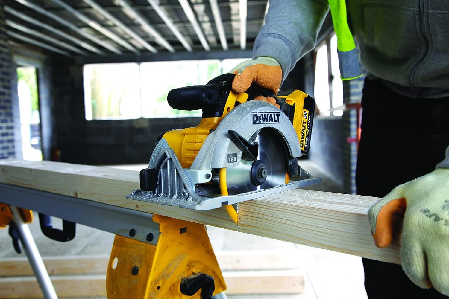 اره دایره ای ممتاز 165 میلی متری 18 ولت DeWalt، 2 عدد باتری 4.0 آمپر ساعت، شارژر و جعبه ابزار، زرد/مشکی، DCS391M2-GB اره دایره ای ممتاز 165 میلی متری 18 ولت DeWalt، 2 عدد باتری 4.0 آمپر ساعت، شارژر و جعبه ابزار، زرد/مشکی، DCS391M2-GB