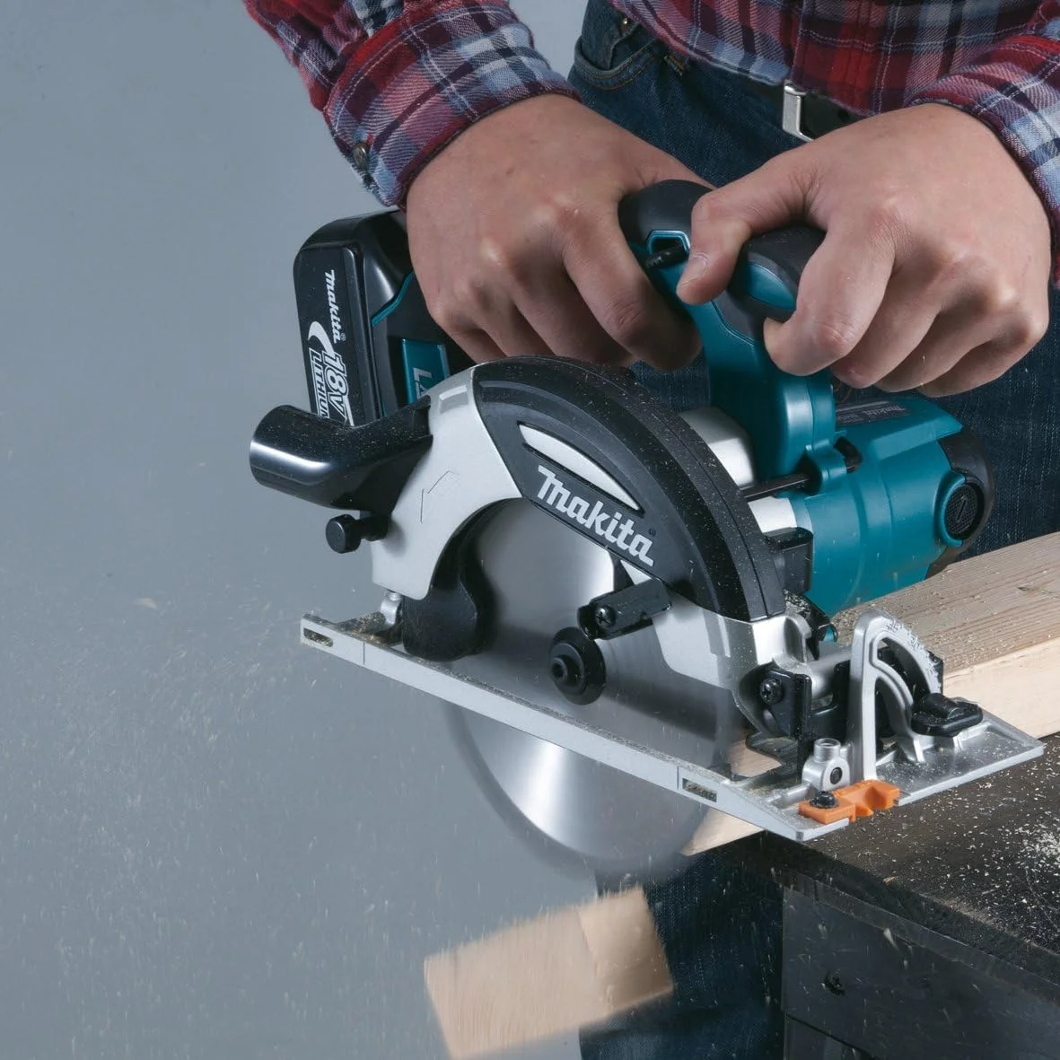 اره دایره ای 165 میلی متری با 2 عدد باتری 4.0 آمپر ساعت و شارژر DC18RC در جعبه ماکپاک اره دایره ای 165 میلی متری با 2 عدد باتری 4.0 آمپر ساعت و شارژر DC18RC در جعبه ماکپاک