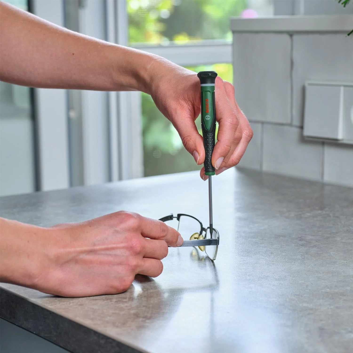 ست پیچ گوشتی دقیق 13 عددی بوش (پیچ گوشتی های فولادی S2 فوق سخت برای کارهای DIY، مدل سازی و صنایع دستی؛ نوک دقیق و مغناطیسی؛ PH/TX/HEX/SL؛ اندازه کدگذاری شده با رنگ؛ دسته نرم)