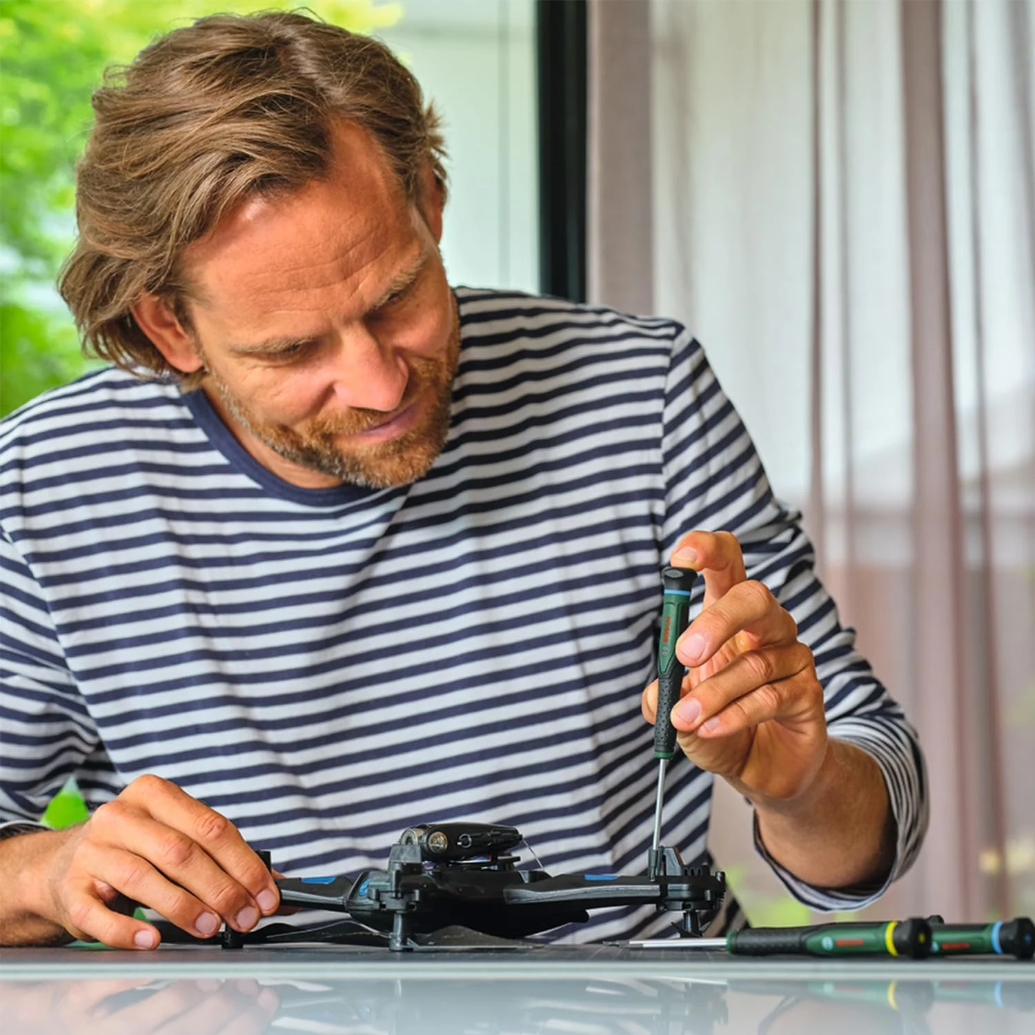 ست پیچ گوشتی دقیق 13 عددی بوش (پیچ گوشتی های فولادی S2 فوق سخت برای کارهای DIY، مدل سازی و صنایع دستی؛ نوک دقیق و مغناطیسی؛ PH/TX/HEX/SL؛ اندازه کدگذاری شده با رنگ؛ دسته نرم)